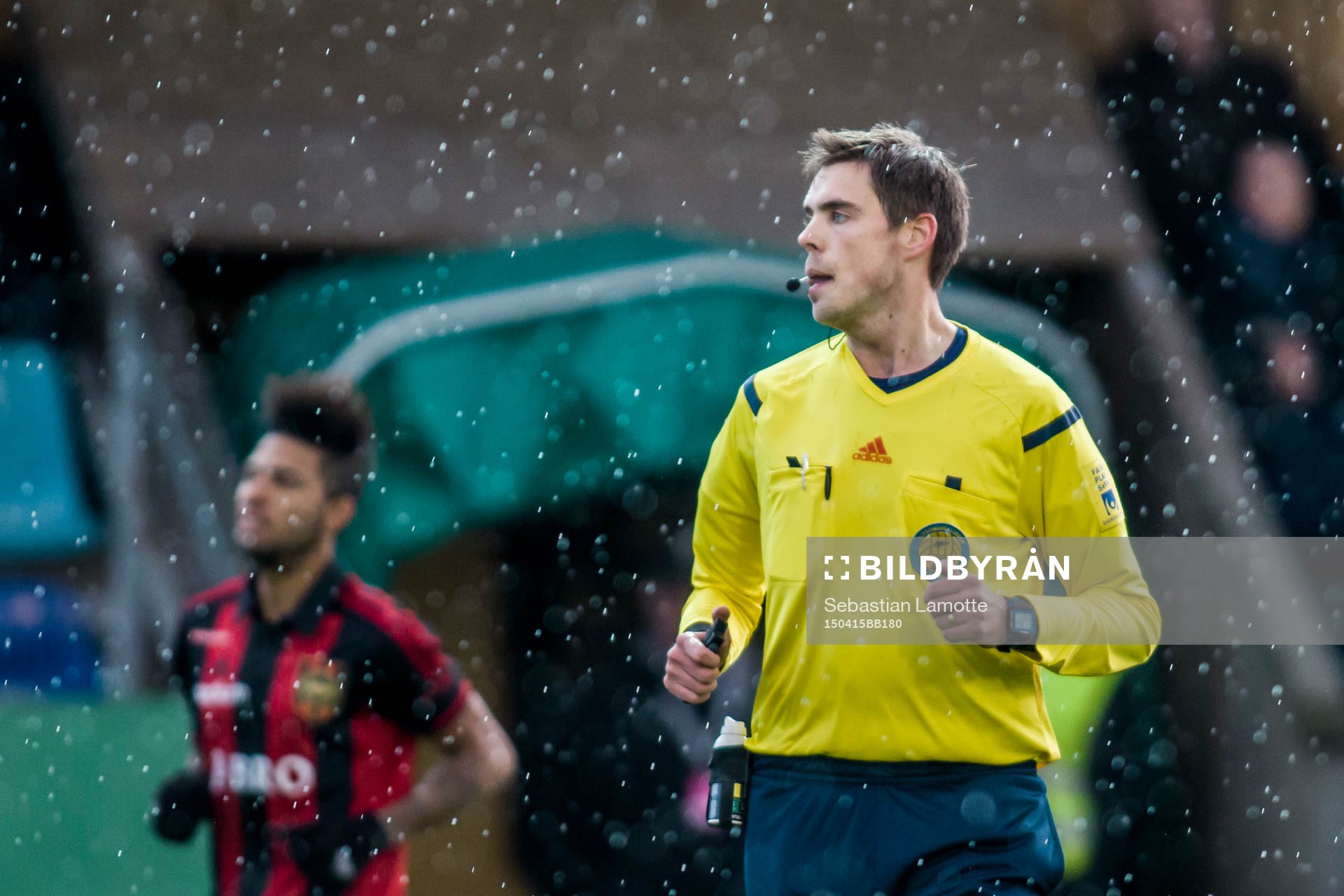 Huvuddomare Magnus Lindgren under fotbollsmatchen i Superettan mellan Ljungskile och Brommapojkarna den 15 april 2015 i Ljungskile.