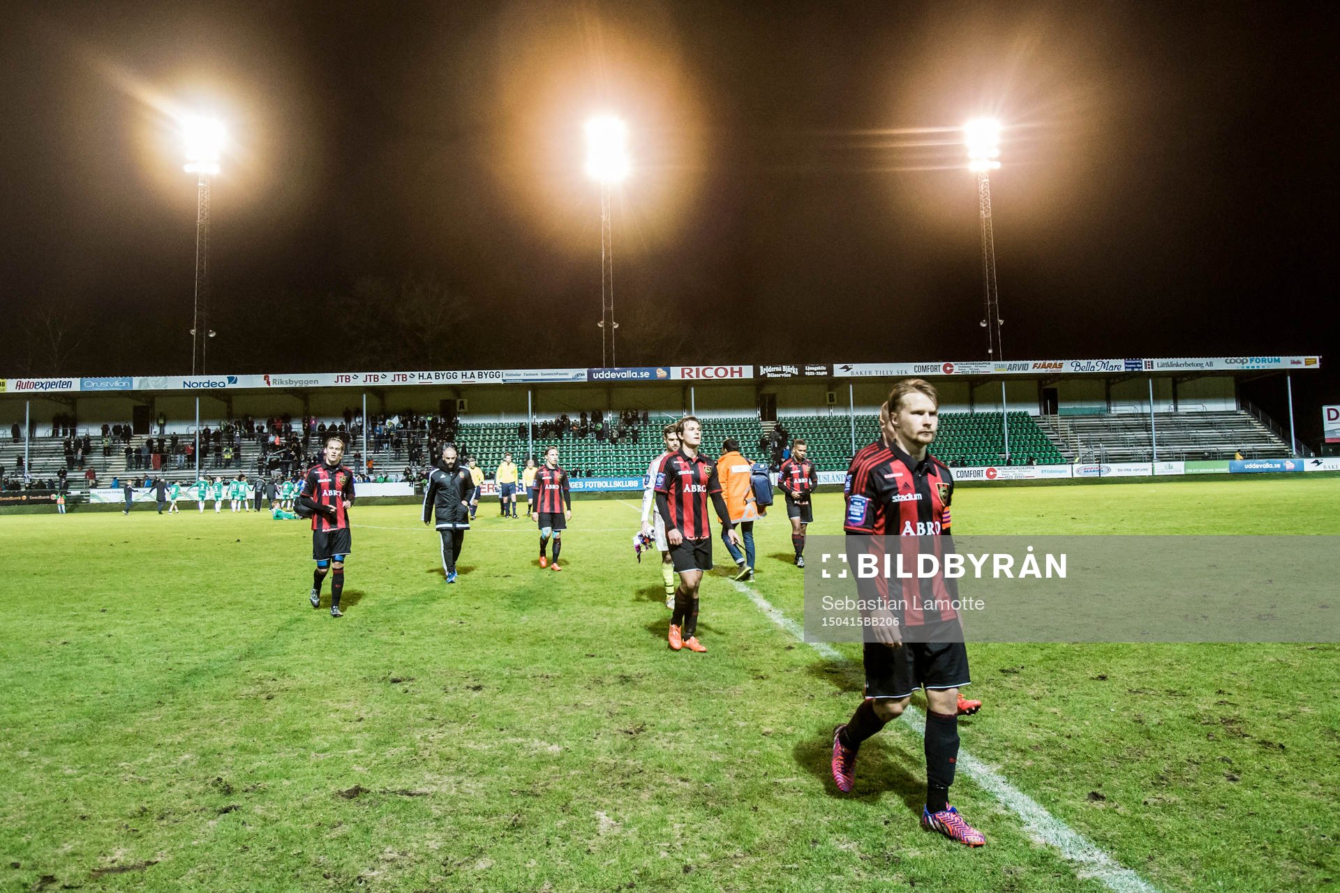 Brommapojkarnas spelare deppar när de vandrar av planen