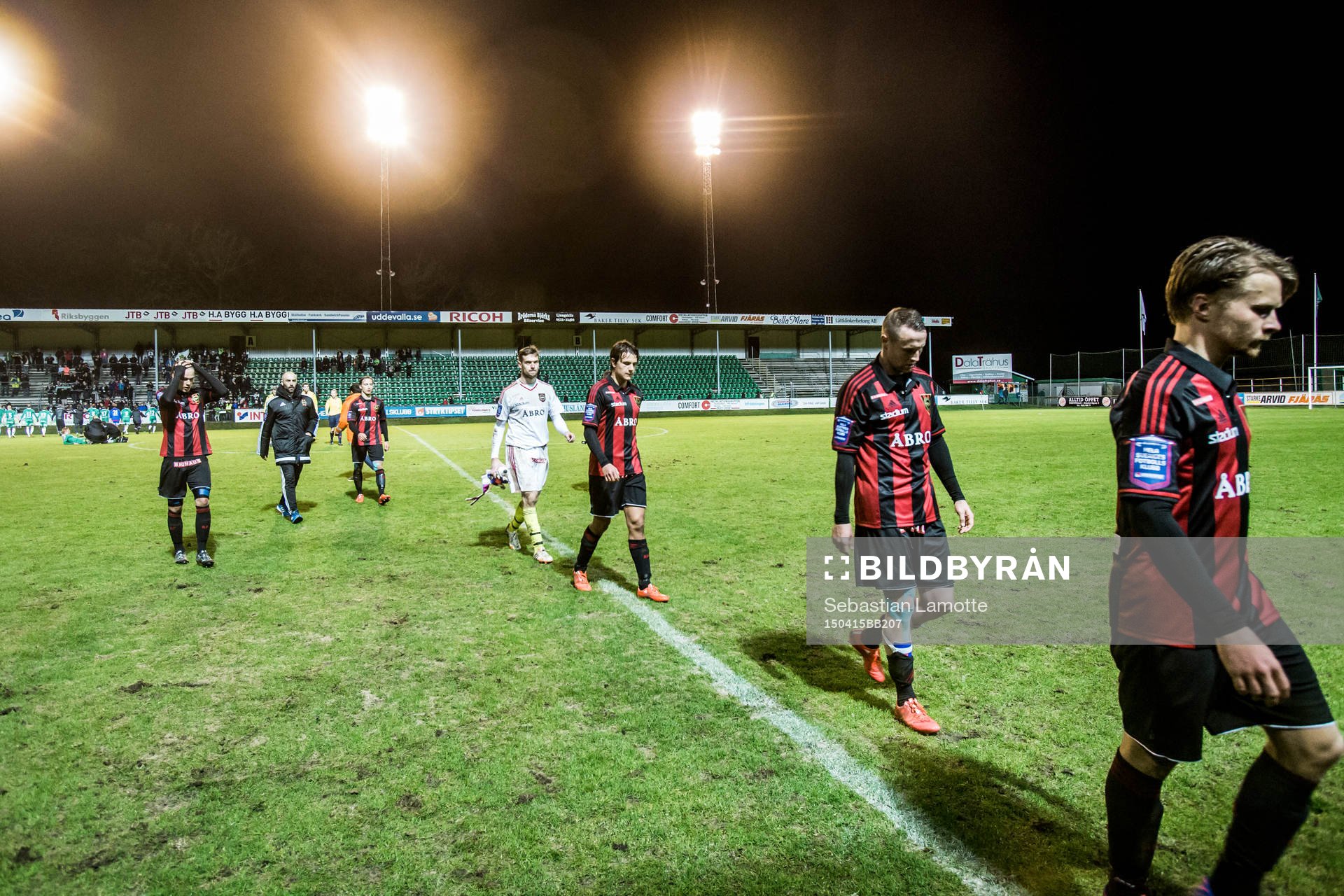 Brommapojkarnas spelare deppar när de vandrar av planen