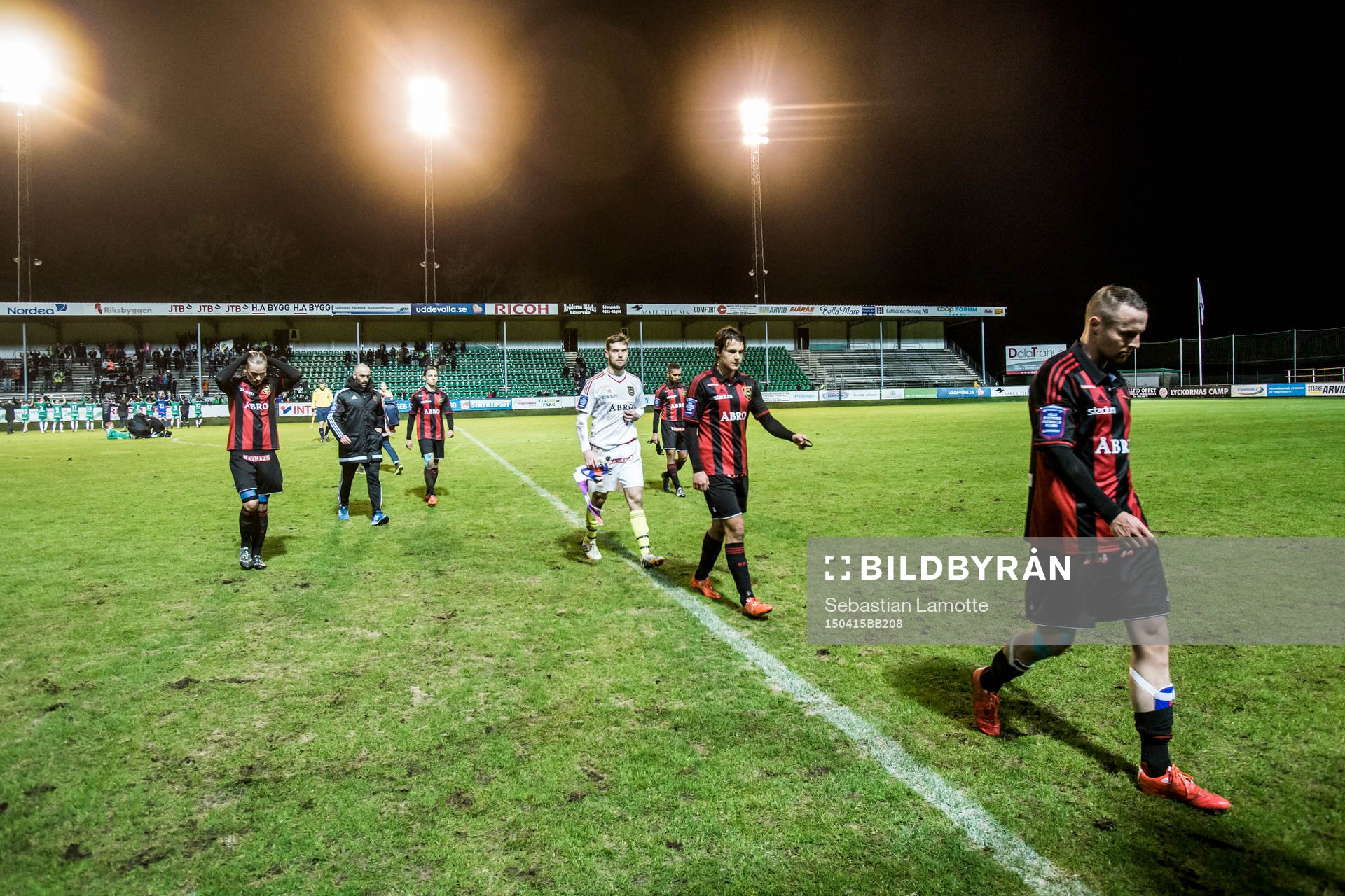 Brommapojkarnas spelare deppar när de vandrar av planen