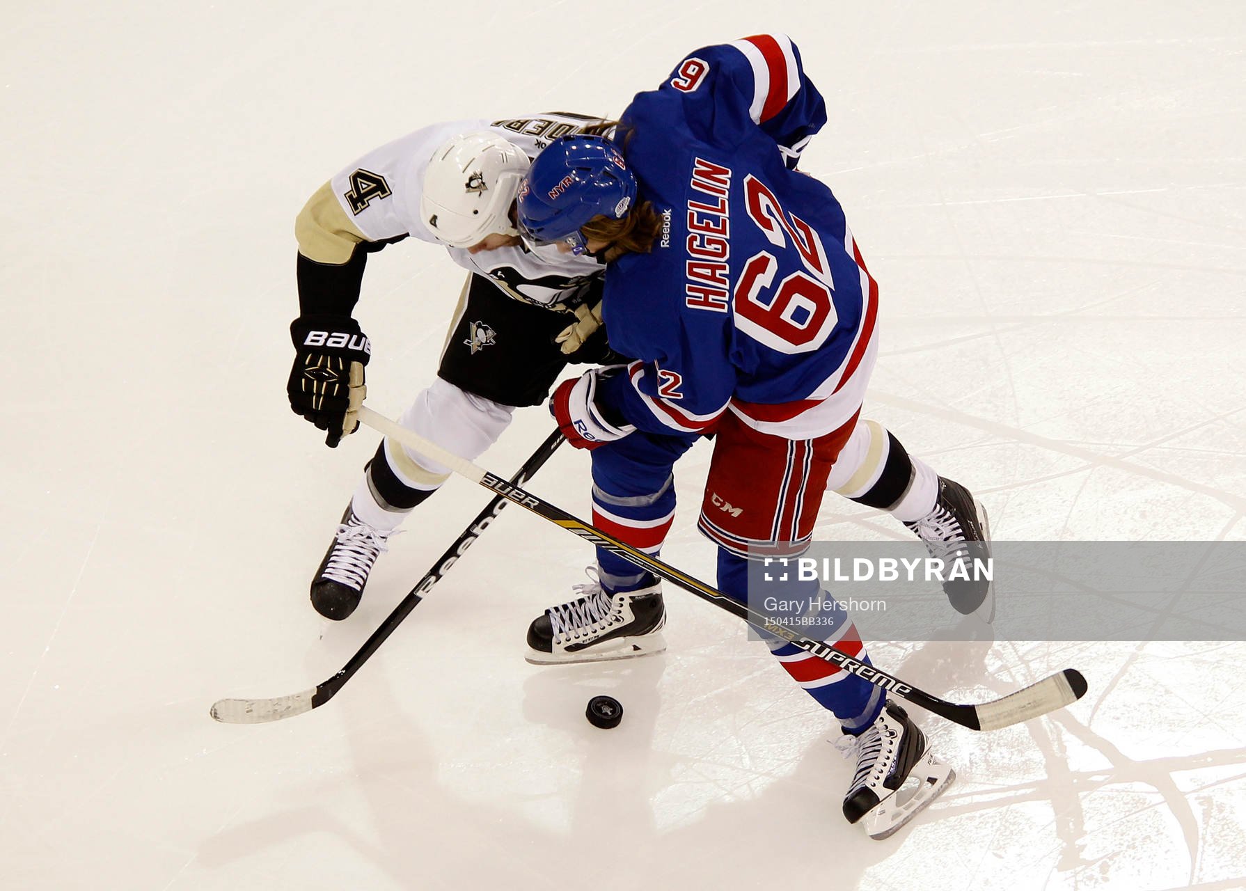 New York Rangers Carl Hagelin (R) fights for the puck with
