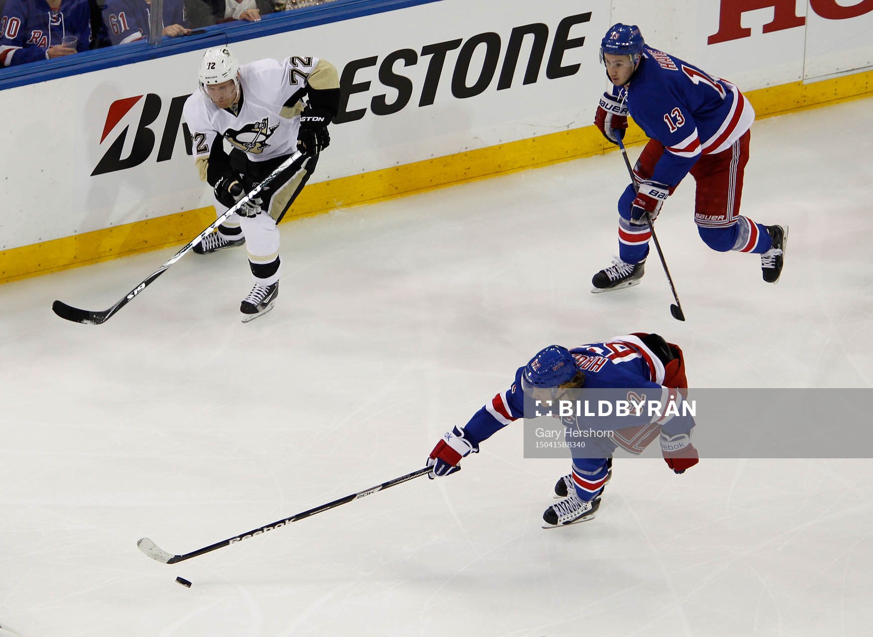 Pittsburgh Penguins Patric Hörnqvist (L) passes the puck