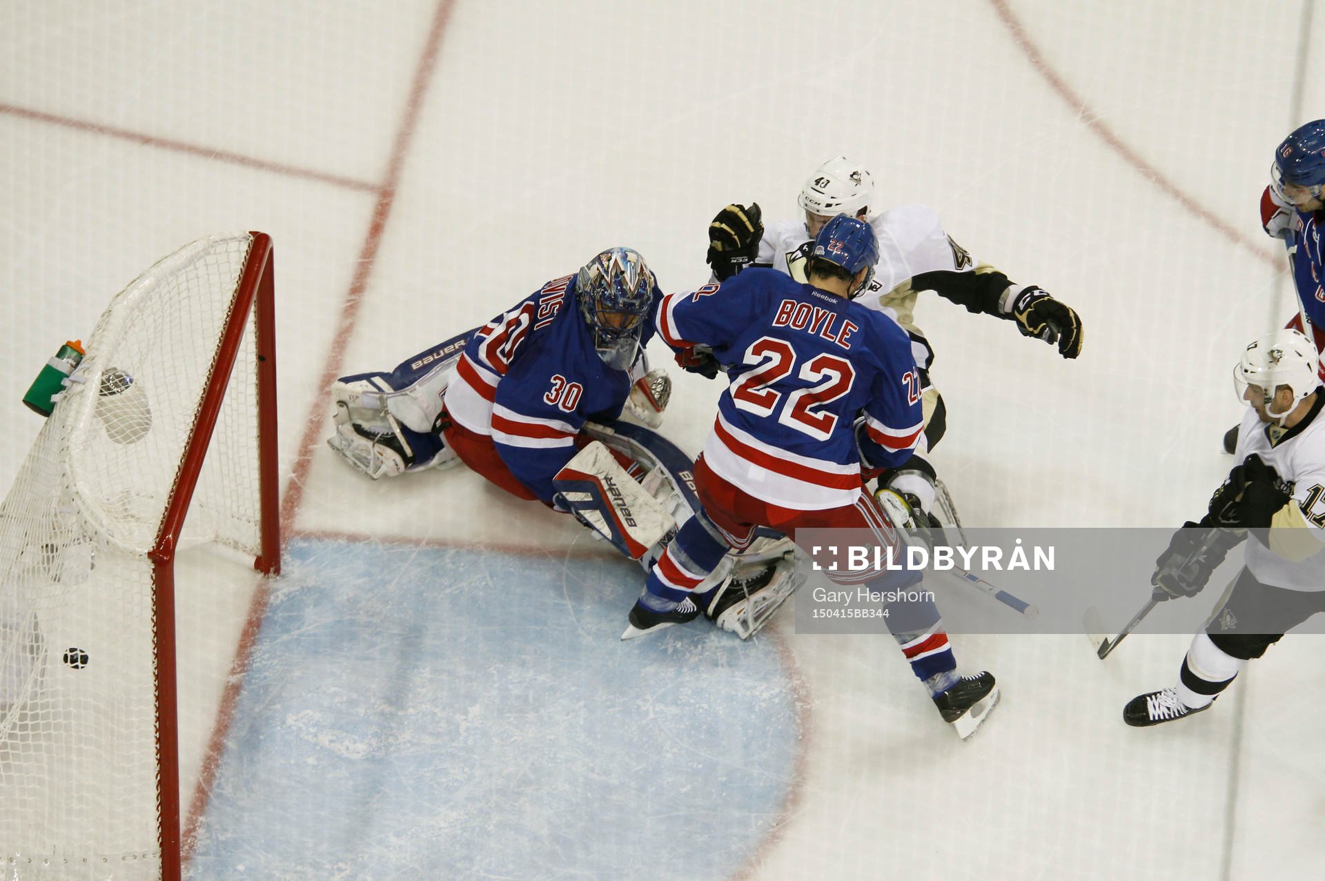 Pittsburgh Penguins Blake Comeau (R) scores a goal past New