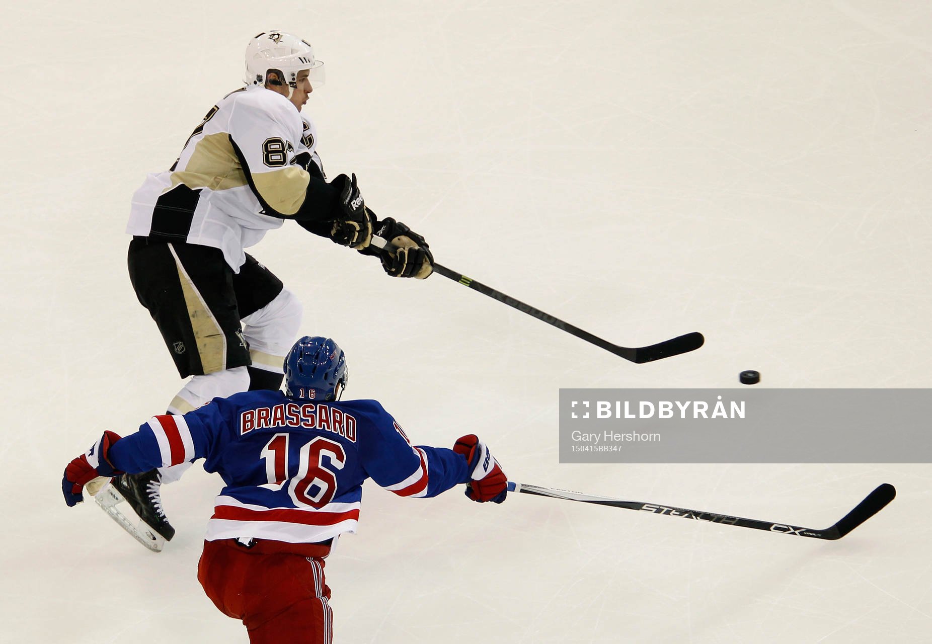 Pittsburgh Penguins Sidney Crosby (L) passees the puck past