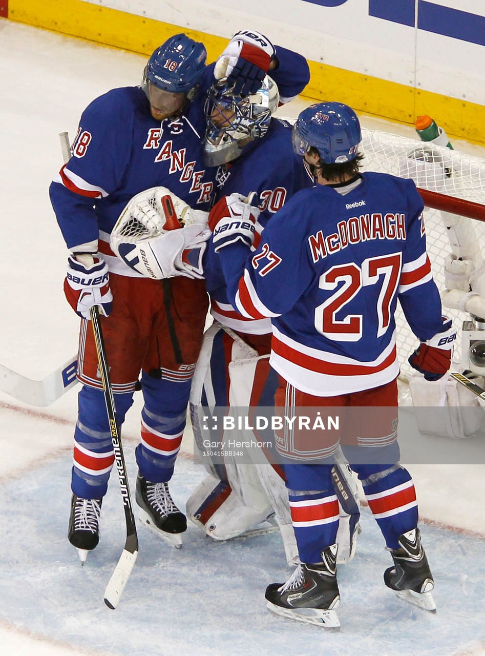 New York Rangers goalie Henrik Lundqvist (C) is