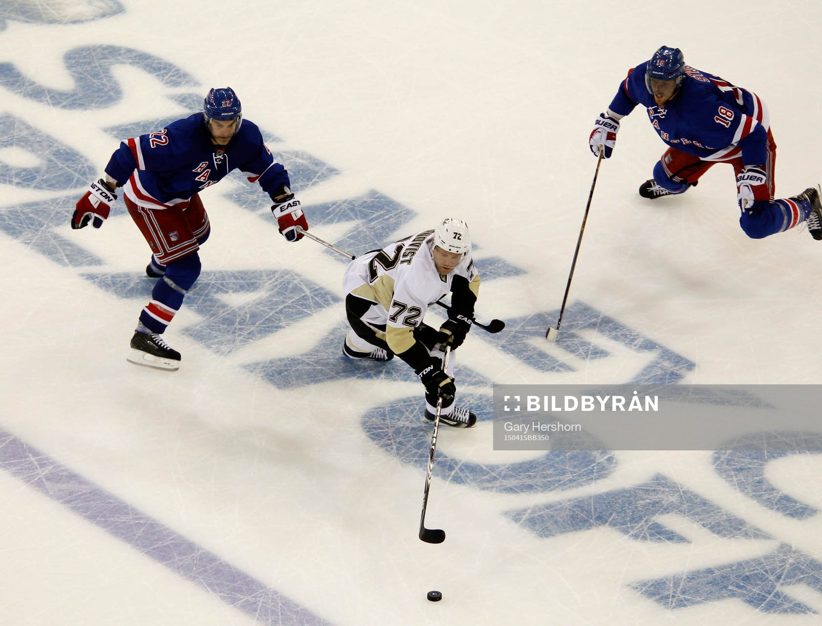 Pittsburgh Penguins Patric Hörnqvist (C) skates between