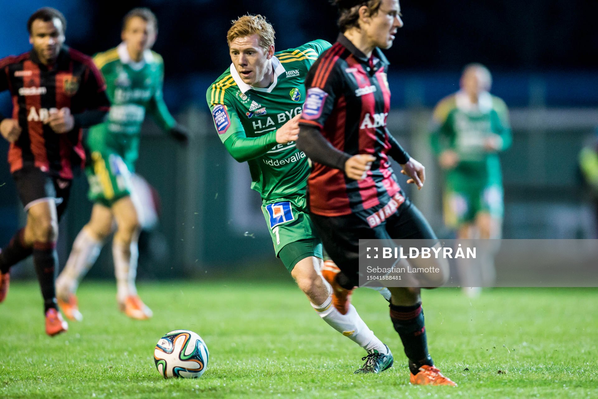Ljungskiles Hampus Andersson  med bollen