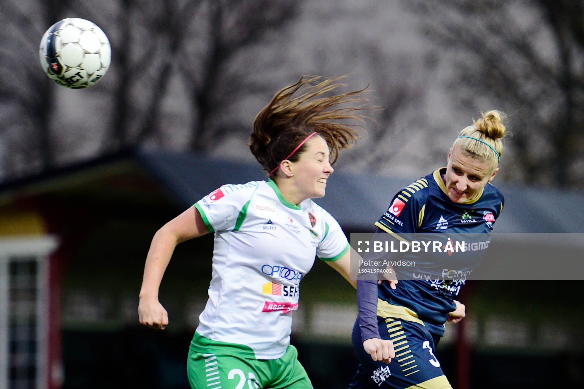 Hammarbys Helen Eke i nickduell med Rosengårds Anja Mittag under fotbollsmatchen i Damallsvenskan mellan Rosengård och Hammarby den 15 april 2015 i Malmö.