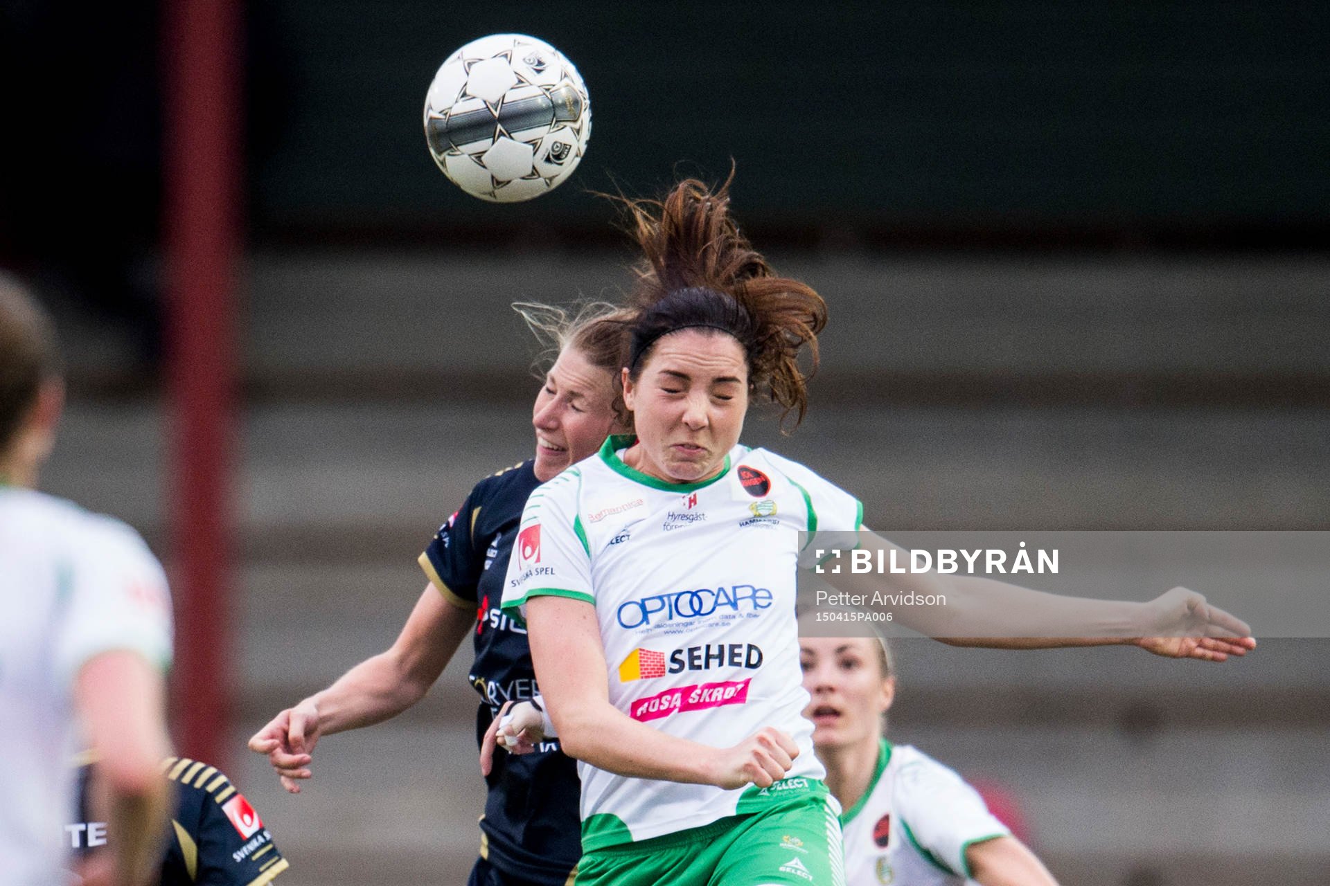 Rosengårds Emma Berglund i nickduell med Hammarbys Clara Markstedt under fotbollsmatchen i Damallsvenskan mellan Rosengård och Hammarby den 15 april 2015 i Malmö.