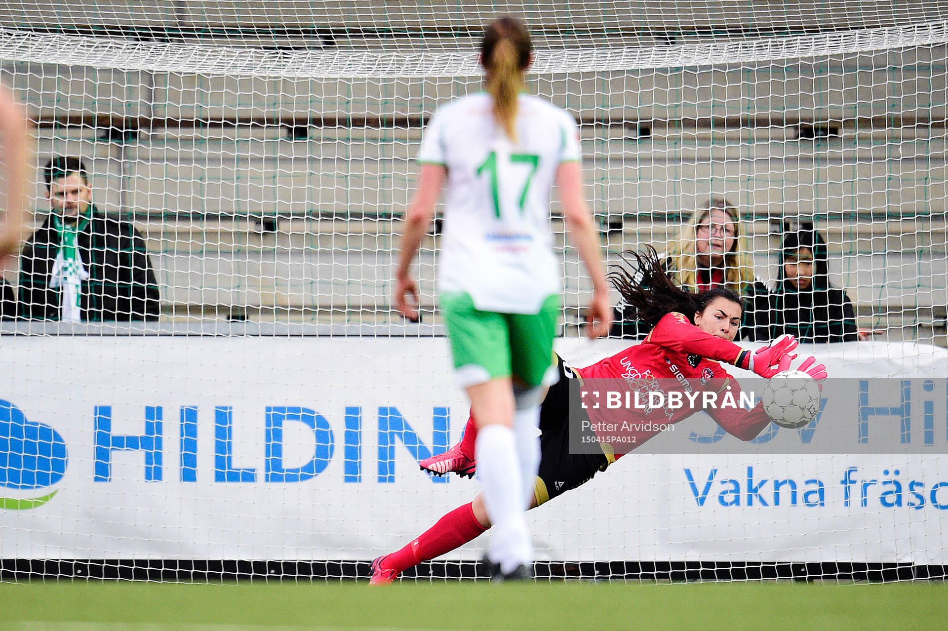 Rosengårds målvakt Zecira Musovic räddar en straff av