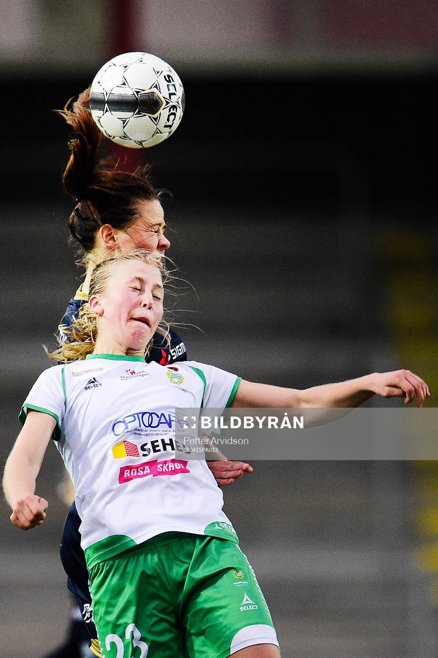 Hammarbys Julia Karlenäs i nickduell med Rosengårds Edina