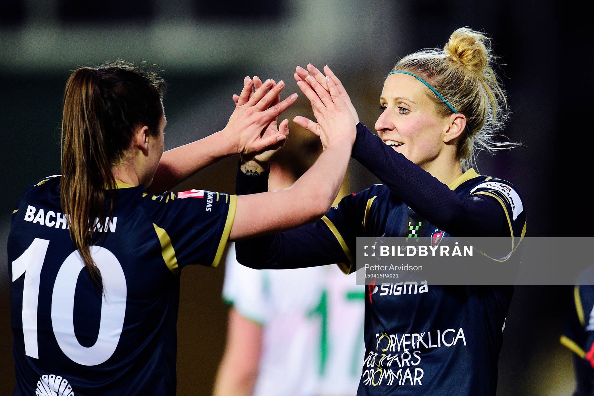 Rosengårds Ramona Bachmann (tv) gör 4-0 och jublar med