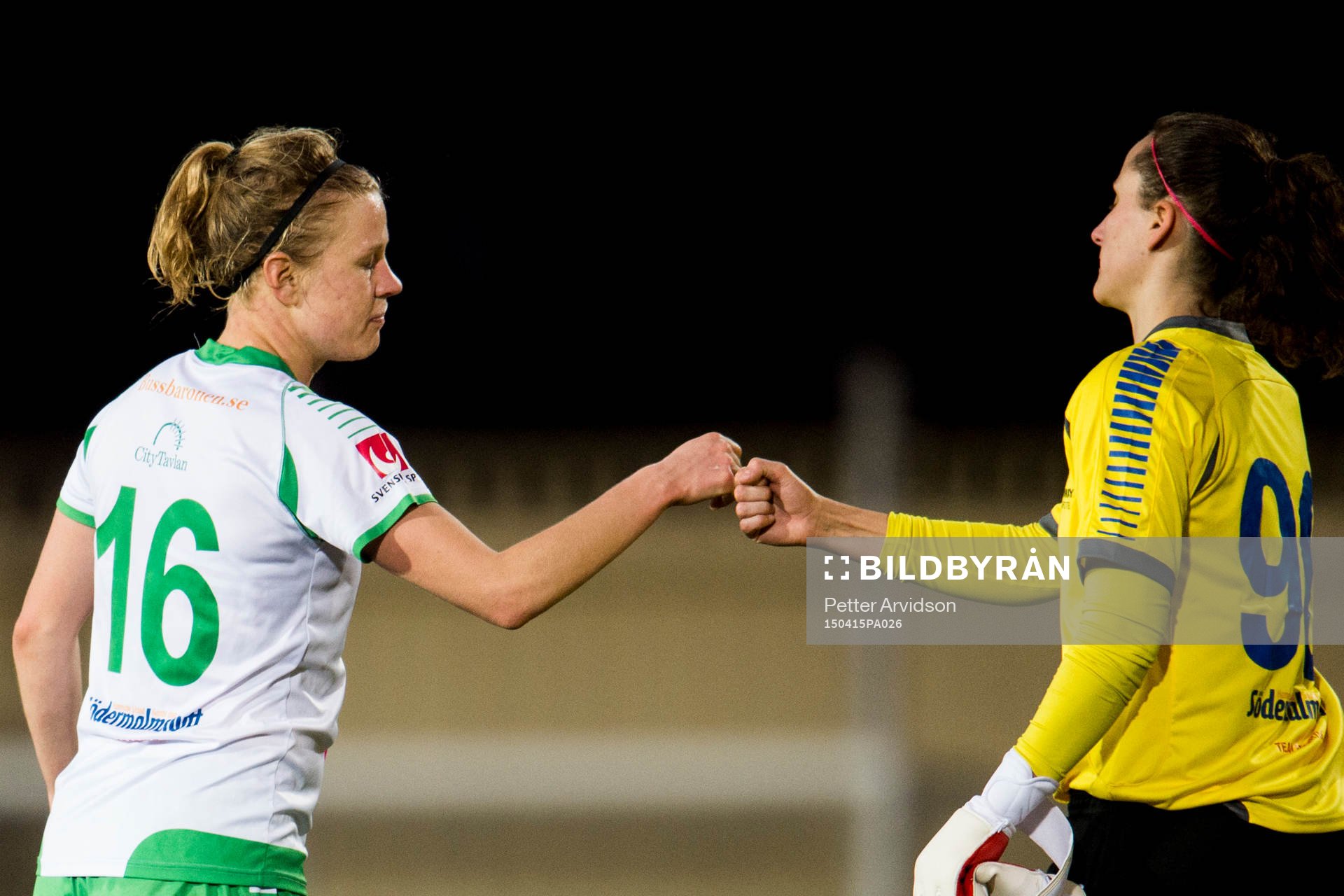 Hammarbys Katrin Schmidt och målvakt Sofia Lundgren