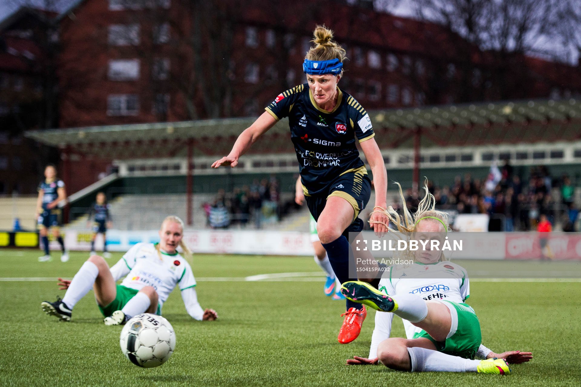 Rosengårds Kirsten Van De Ven och Hammarbys Alexandra Lindberg under fotbollsmatchen i Damallsvenskan mellan Rosengård och Hammarby den 15 april 2015 i Malmö.