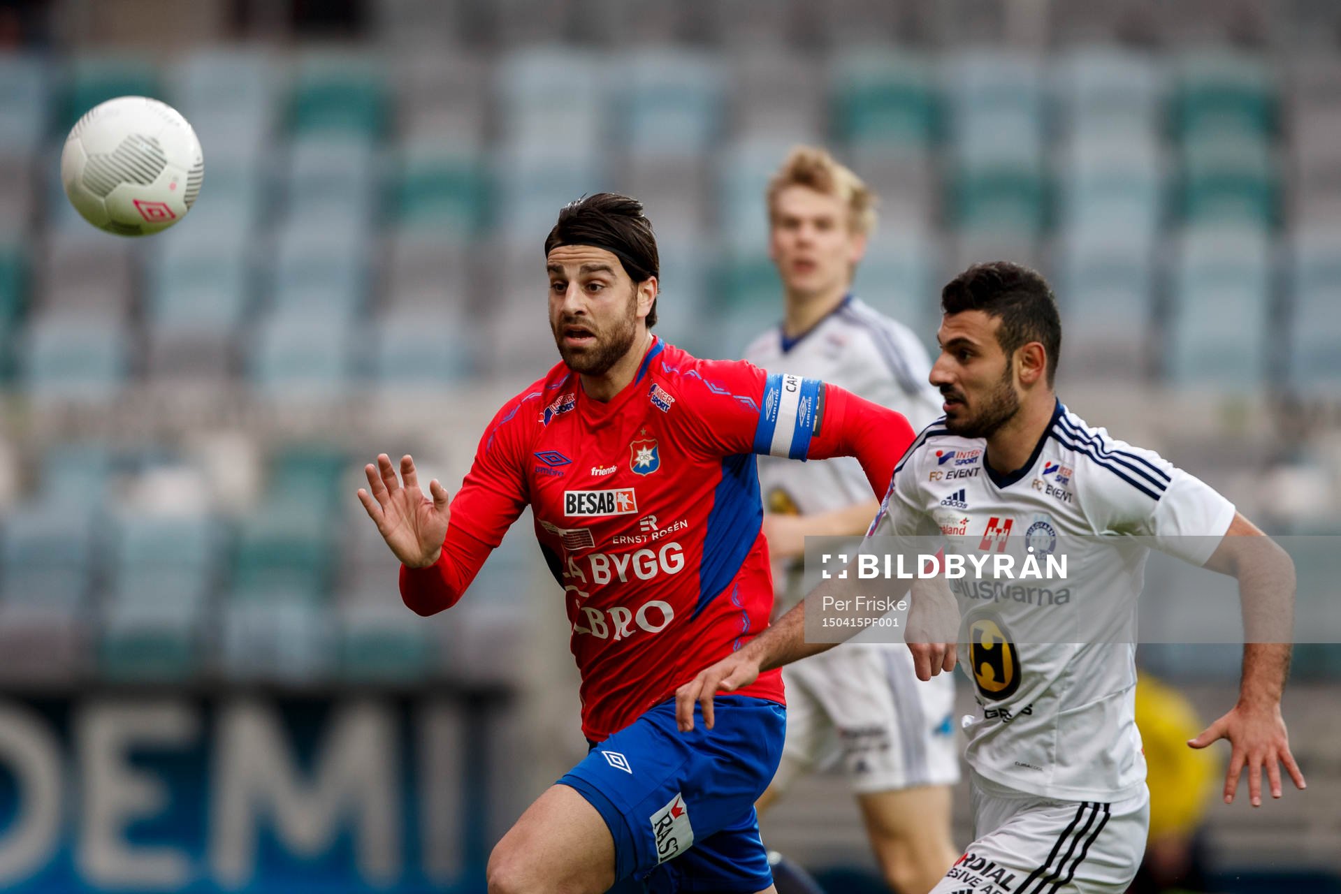 Örgrytes George Mourad och Husqvarnas Malek Iskander under fotbollsmatchen i Div 1 Södra mellan Örgryte och Husqvarna den 15 april 2015 i Göteborg.