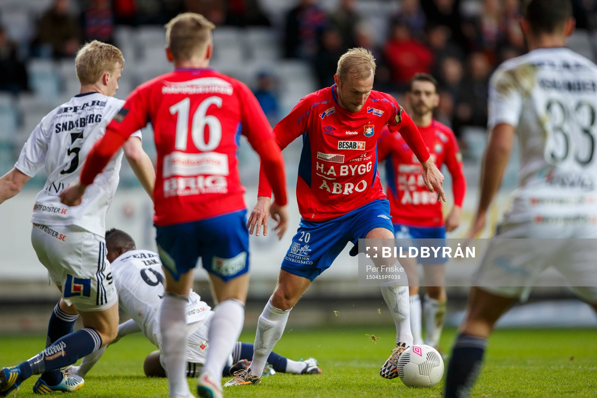 Örgrytes Niklas Klingberg med bollen