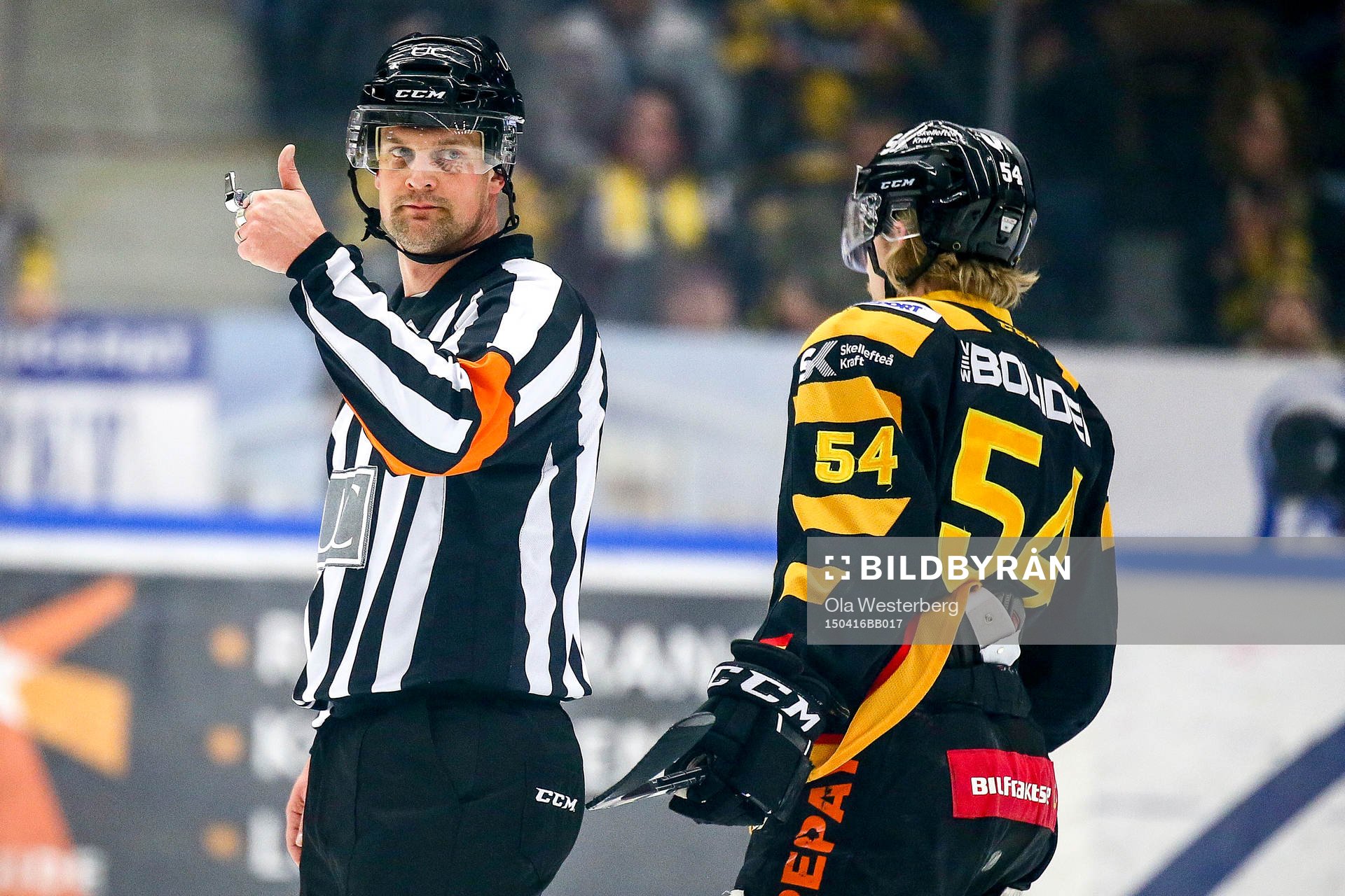 Skellefteås Anton Lindholm pratar med domaren Mikael Nord