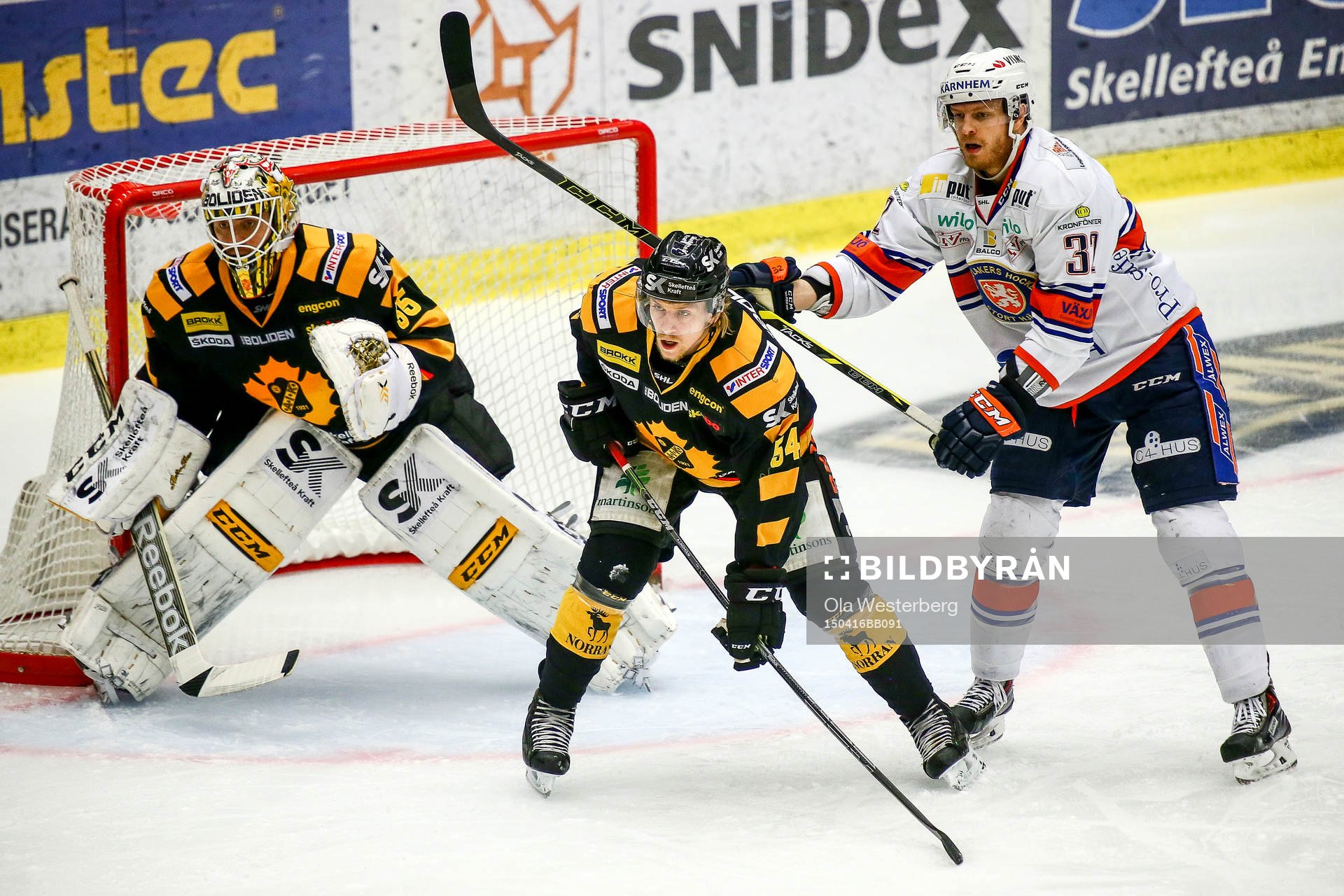 Skellefteås Anton Lindholm  och målvakt Markus Svensson