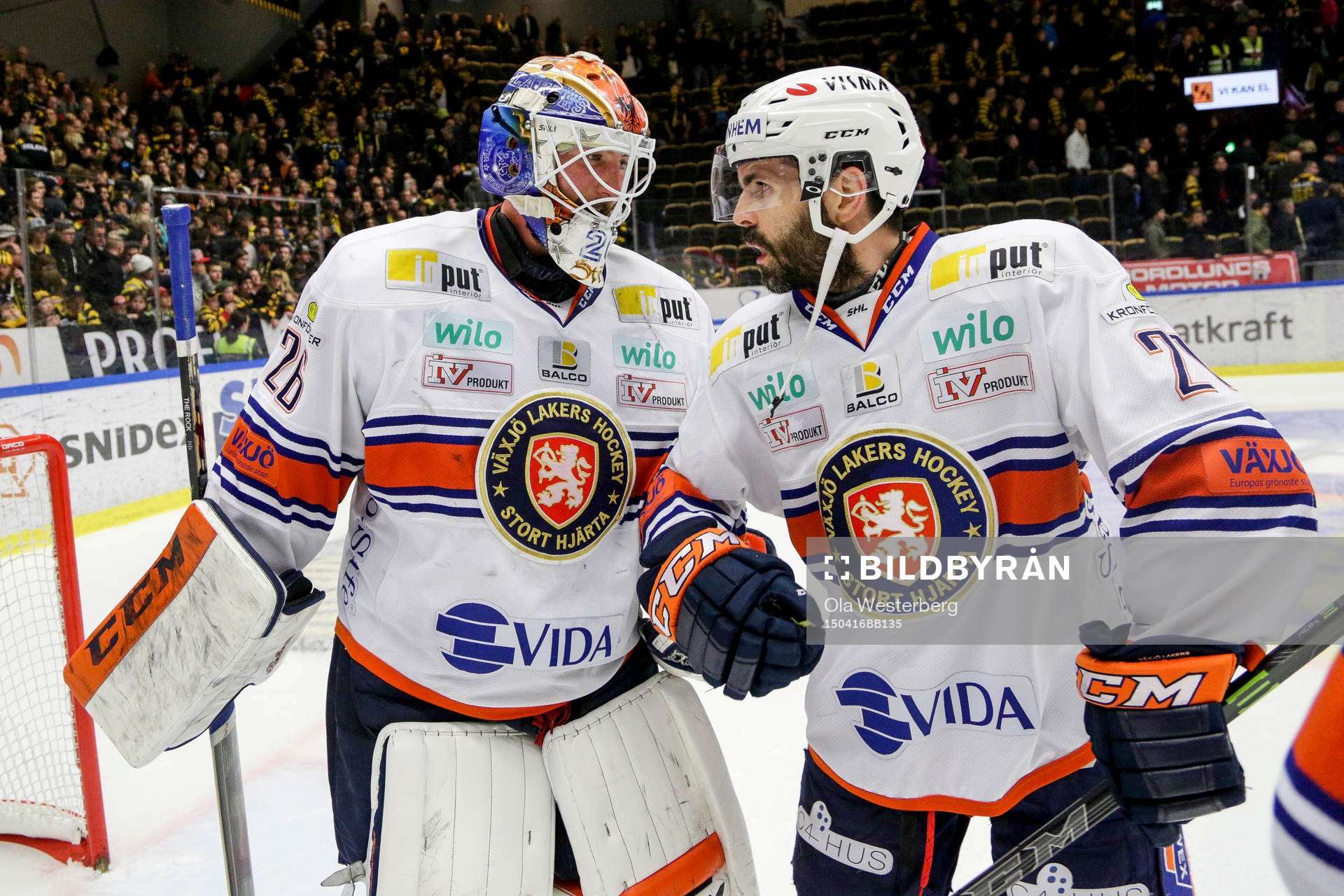 Växjös målvakt Stefan Steen och Cory Murphy jublar
