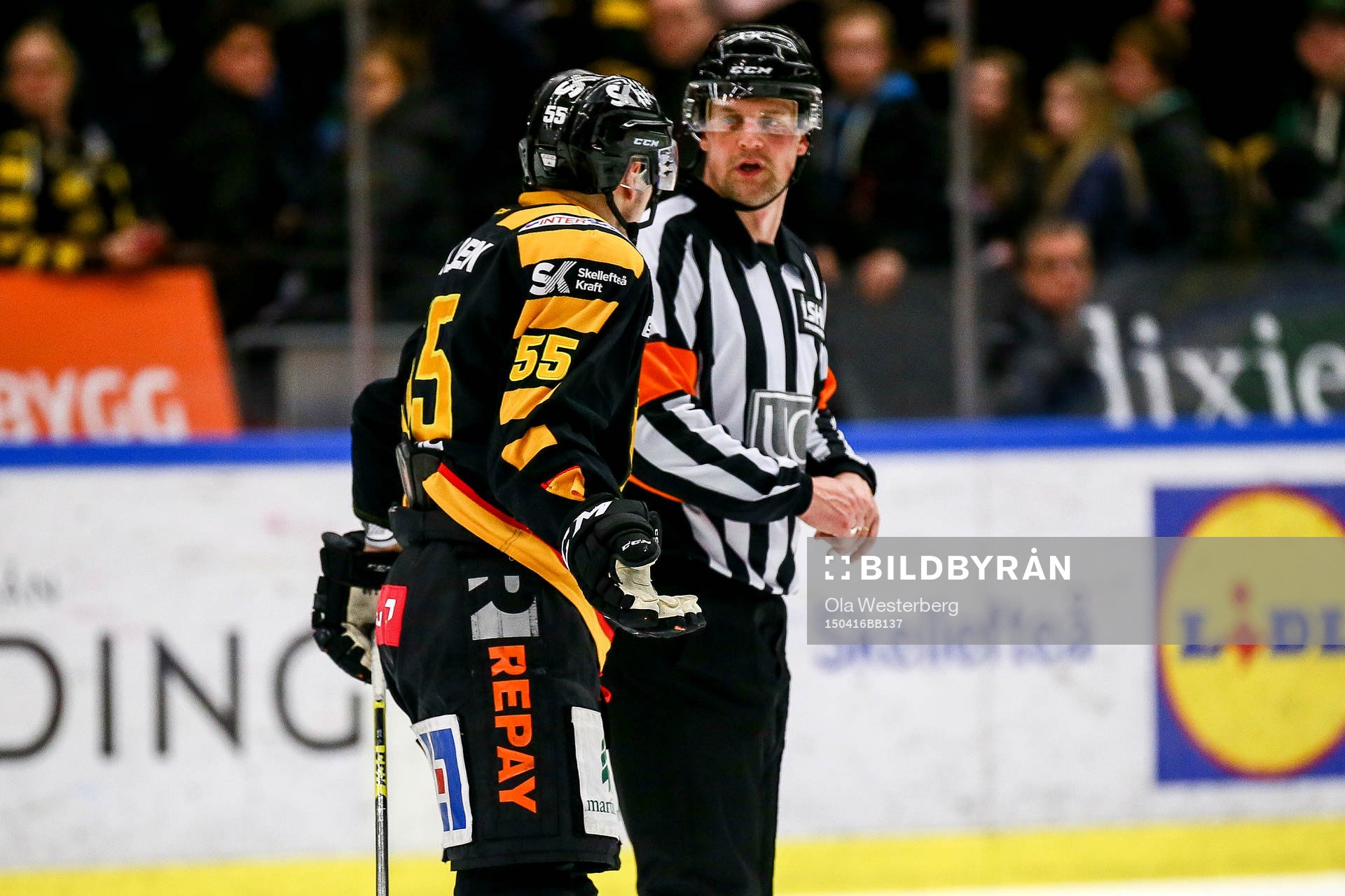 Skellefteås Martin Sevc  pratar med domaren Mikael Nord