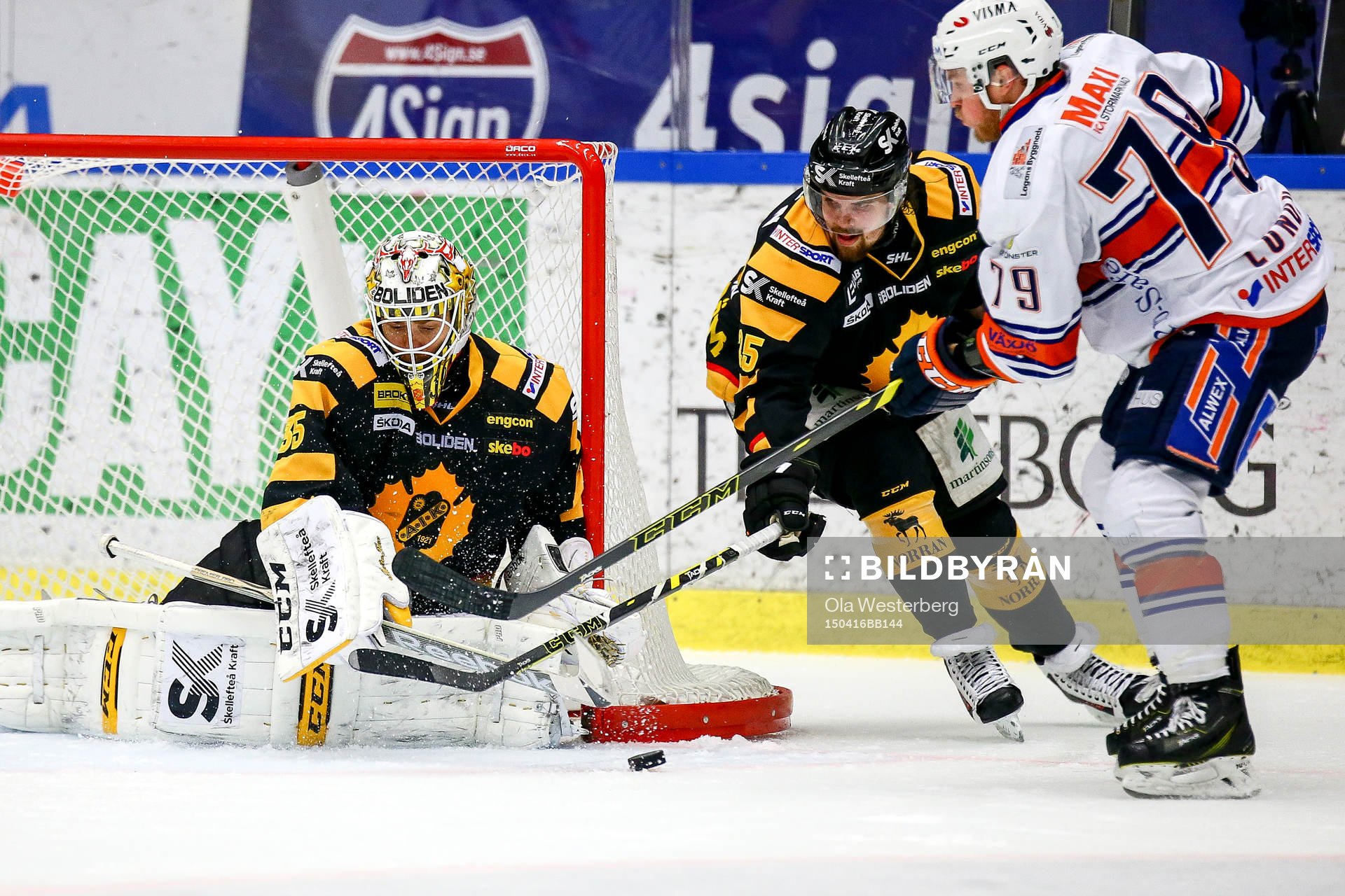 Skellefteås Axel Holmström  och målvakt Markus Svensson