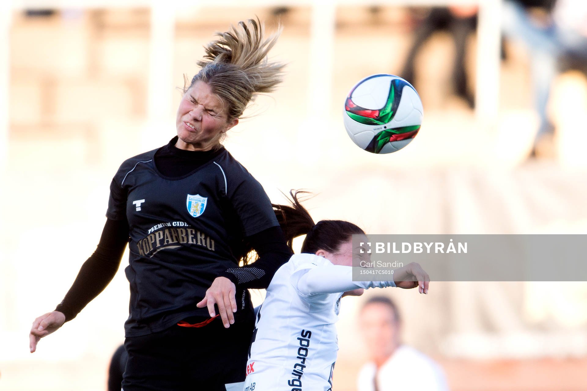 Göteborgs Andrine Hegerberg i nickduell med Piteås Josefin Johansson under en fotbollsmatch i Damallsvenskan mellan Kopparbergs Göteborg och Piteå den 17 april 2015 i Göteborg.