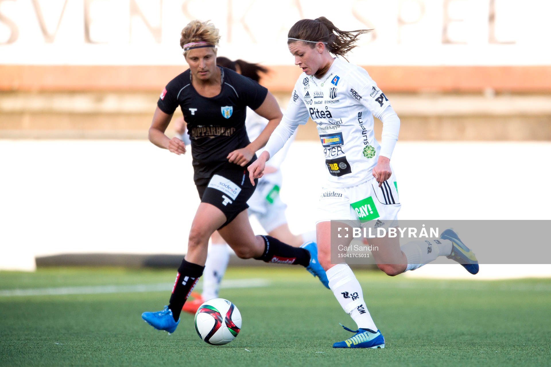 +Göteborgs Lisa Ek jagas Piteås Pauline Hammarlund under en fotbollsmatch i Damallsvenskan mellan Kopparbergs Göteborg och Piteå den 17 april 2015 i Göteborg.