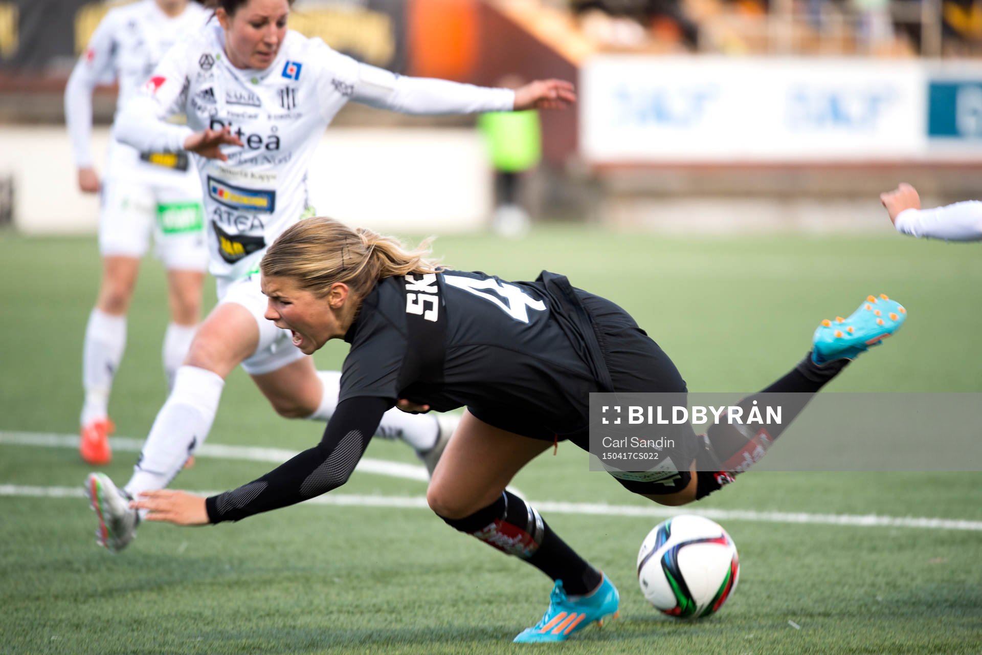 Göteborgs Andrine Hegerberg faller i straffområdet