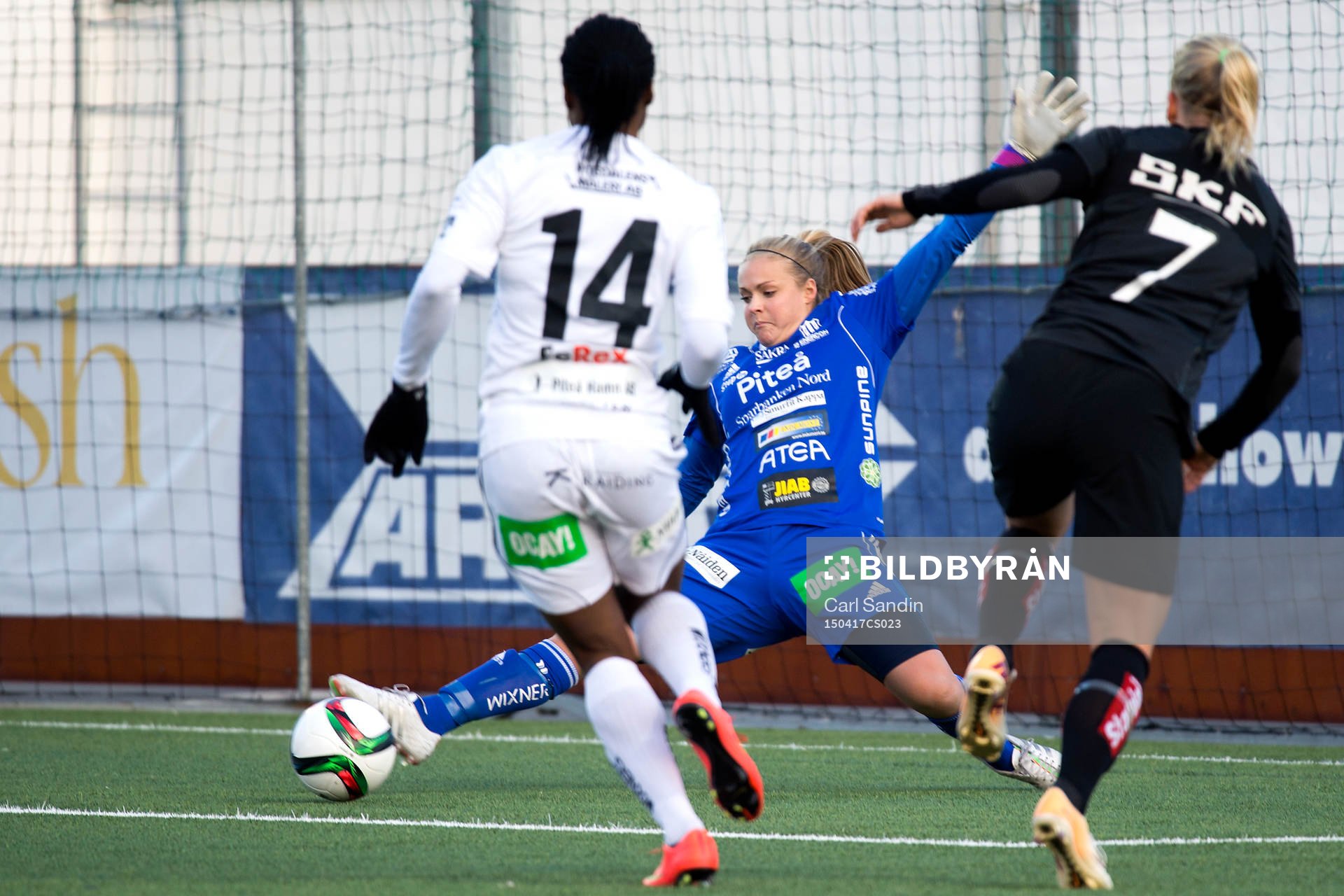 Piteås målvakt Hilda Carlén sträcker sig