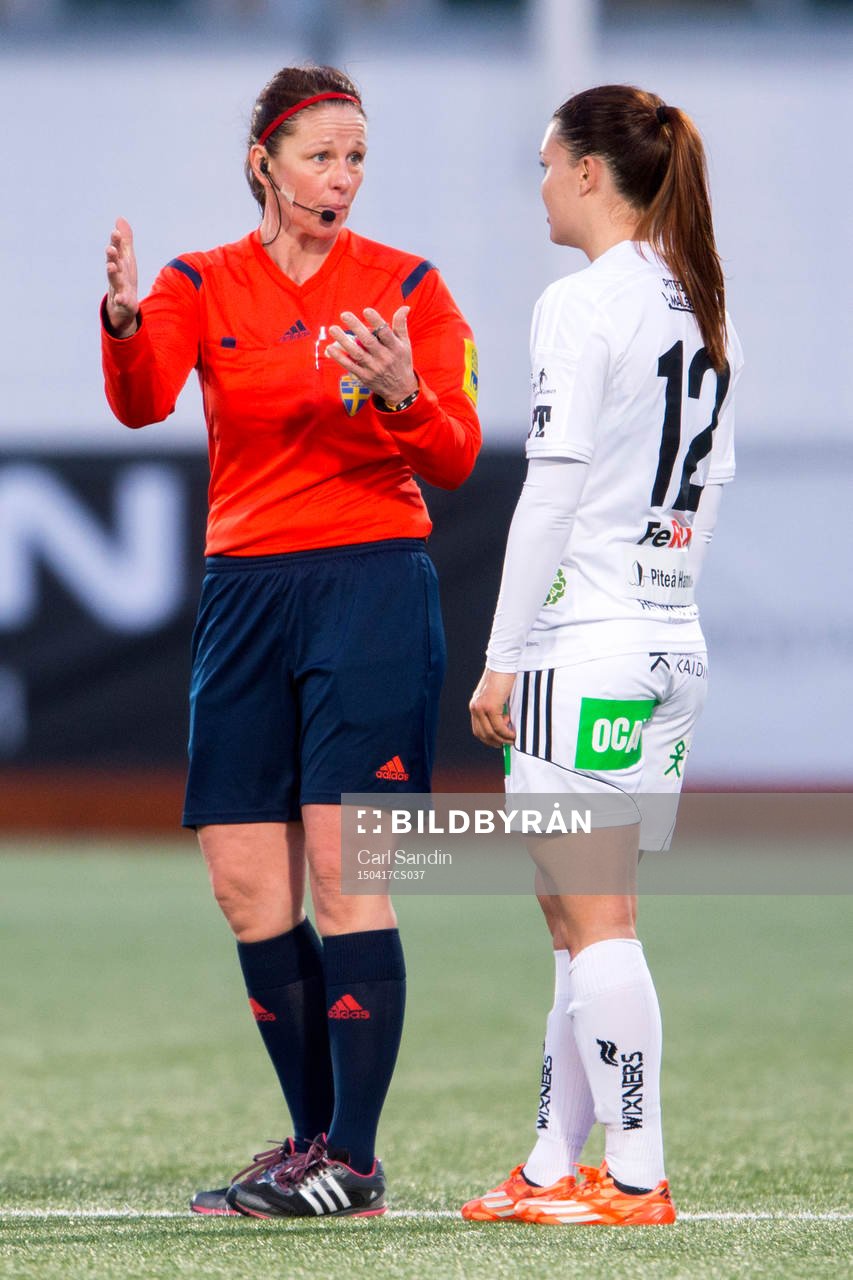 Domare Annika Andric pratar med Piteås Emilia Appelqvist