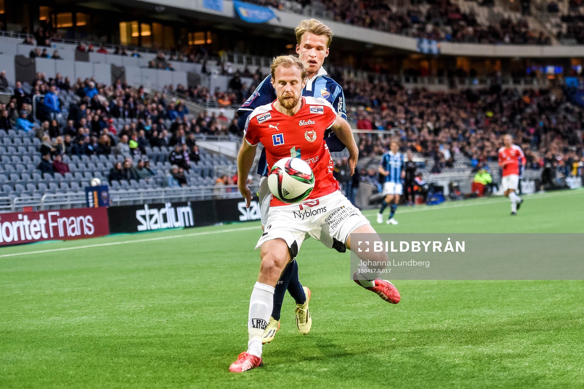 Kalmars Markus Thorbjörnsson i en duell med Djurgårdens