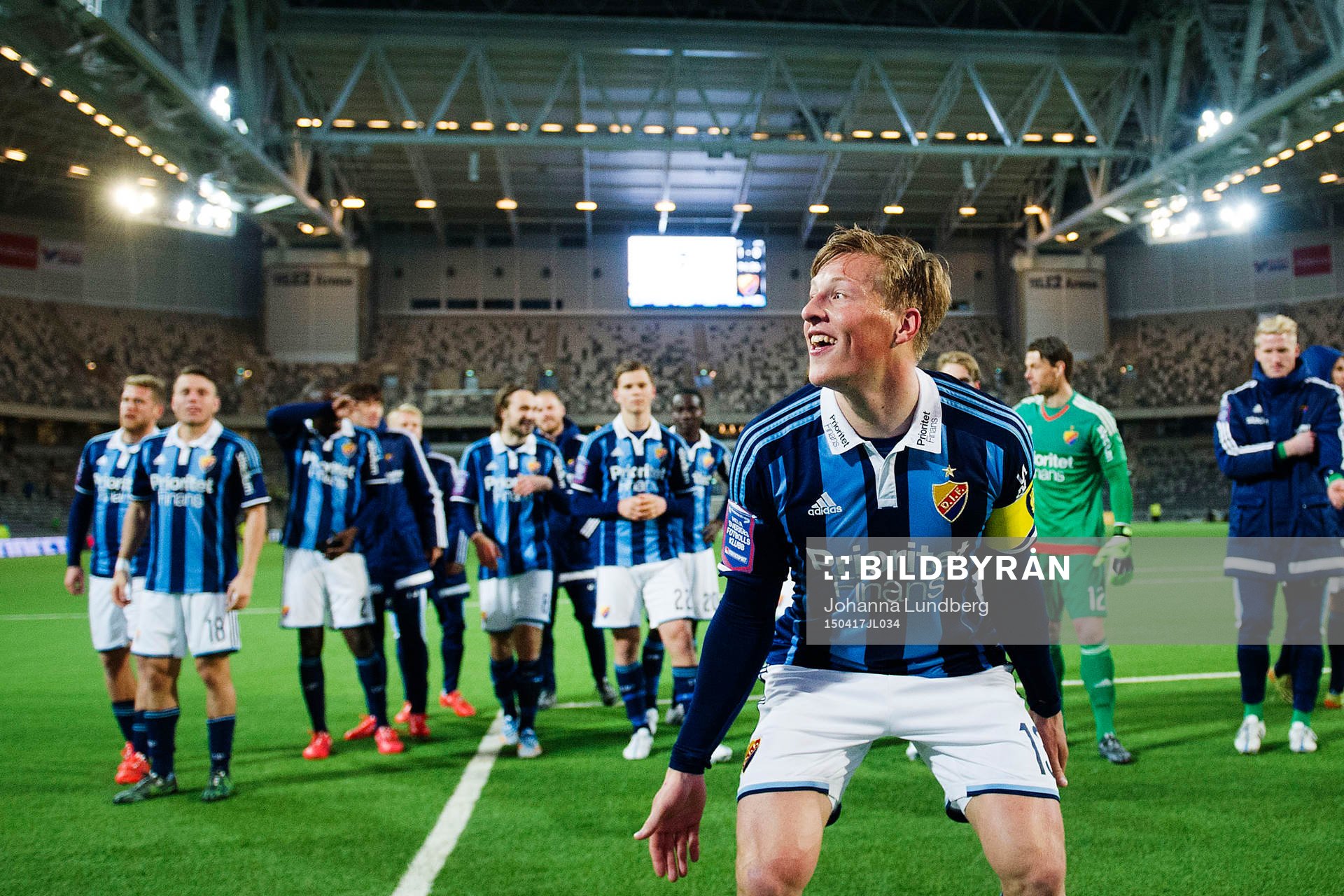 Djurgårdens spelare med Emil Bergström längst fram jublar
