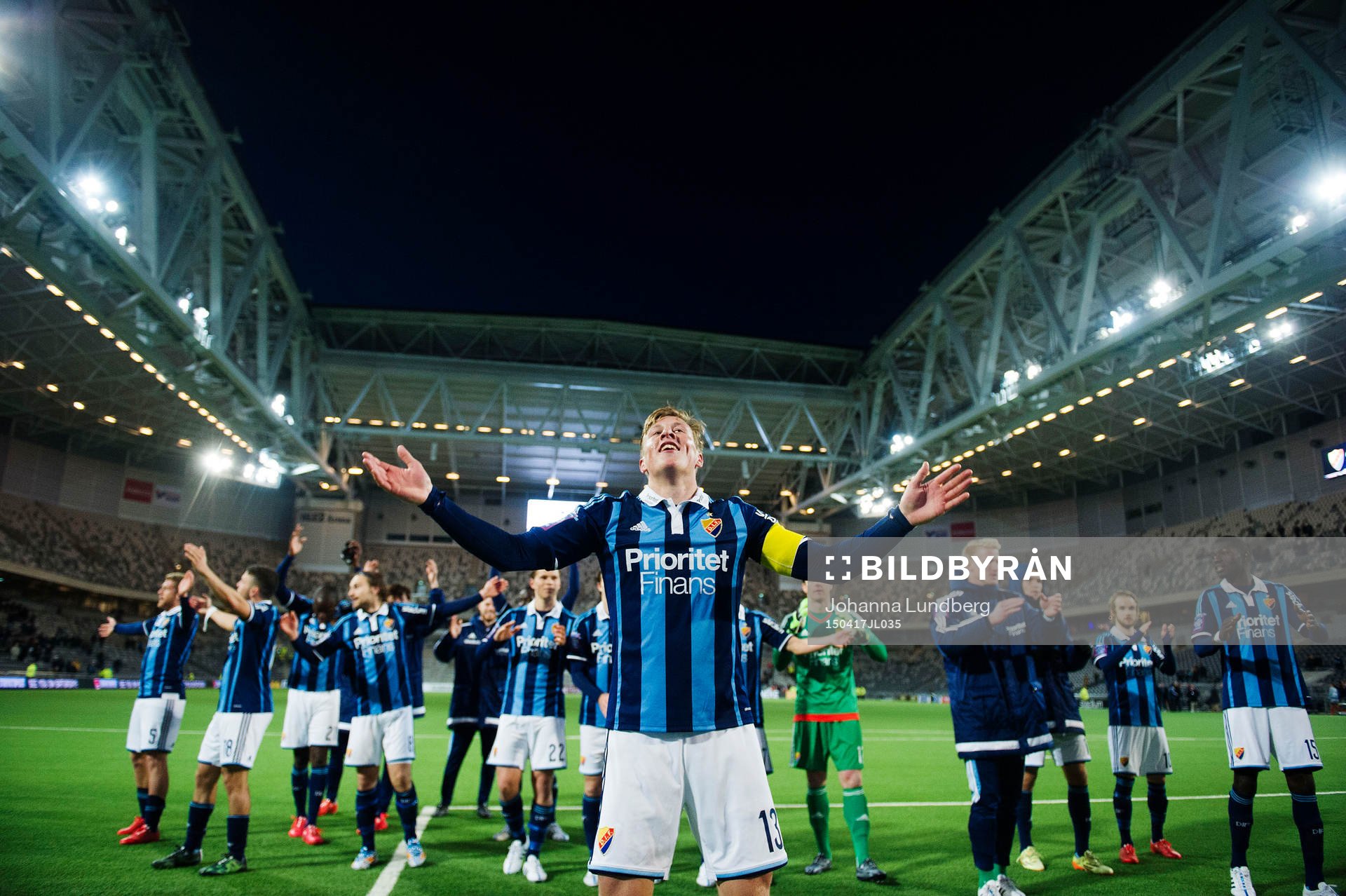 Djurgårdens spelare med Emil Bergström längst fram jublar