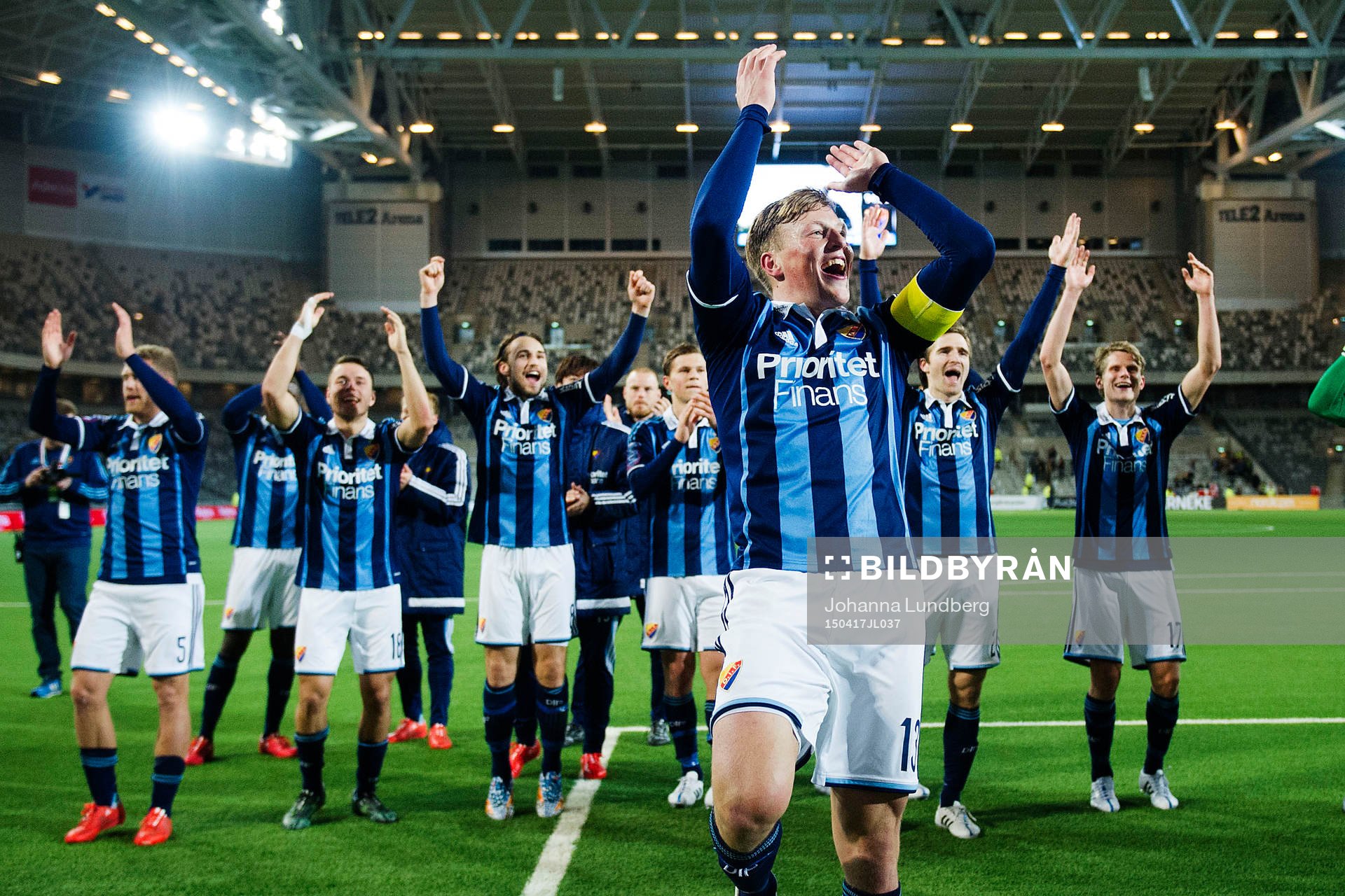 Djurgårdens spelare med Emil Bergström längst fram jublar