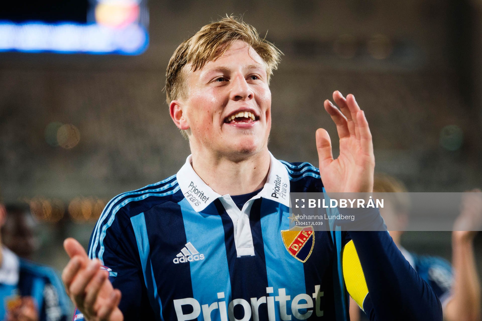 Djurgårdens spelare med Emil Bergström längst fram jublar