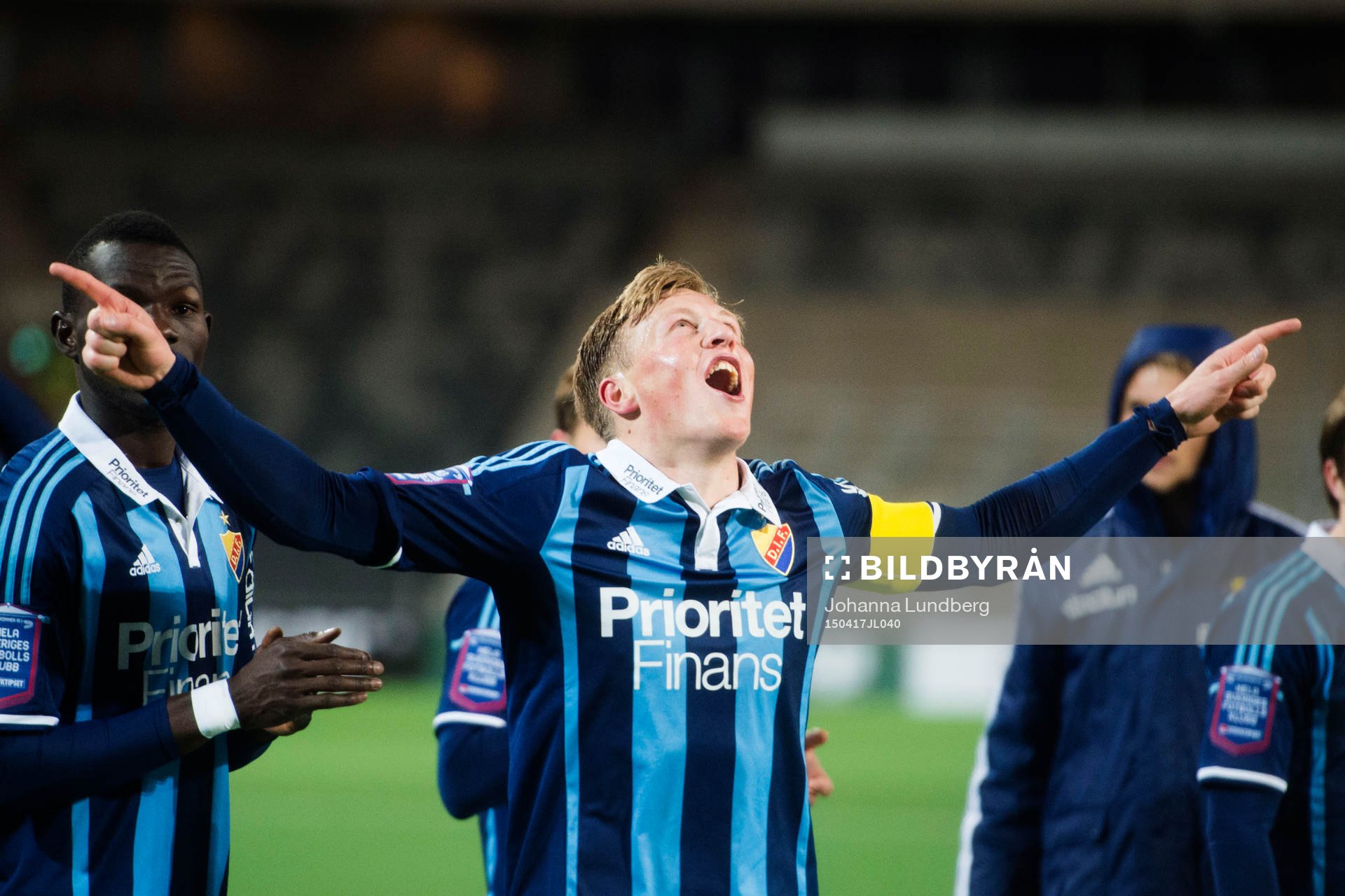 Djurgårdens spelare med Emil Bergström längst fram jublar