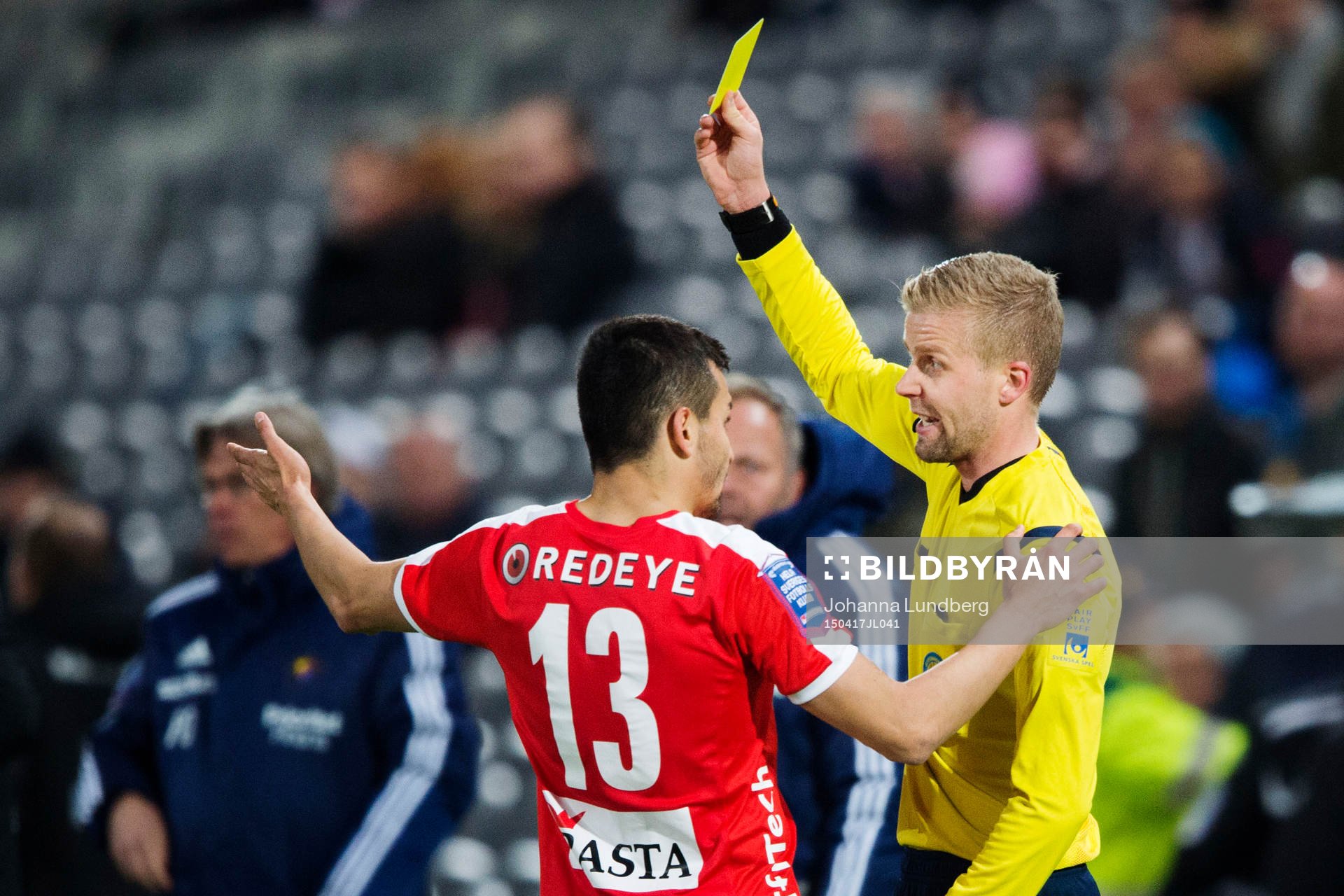 Kalmars Emin Nouri får ett rött kort av domare Glenn