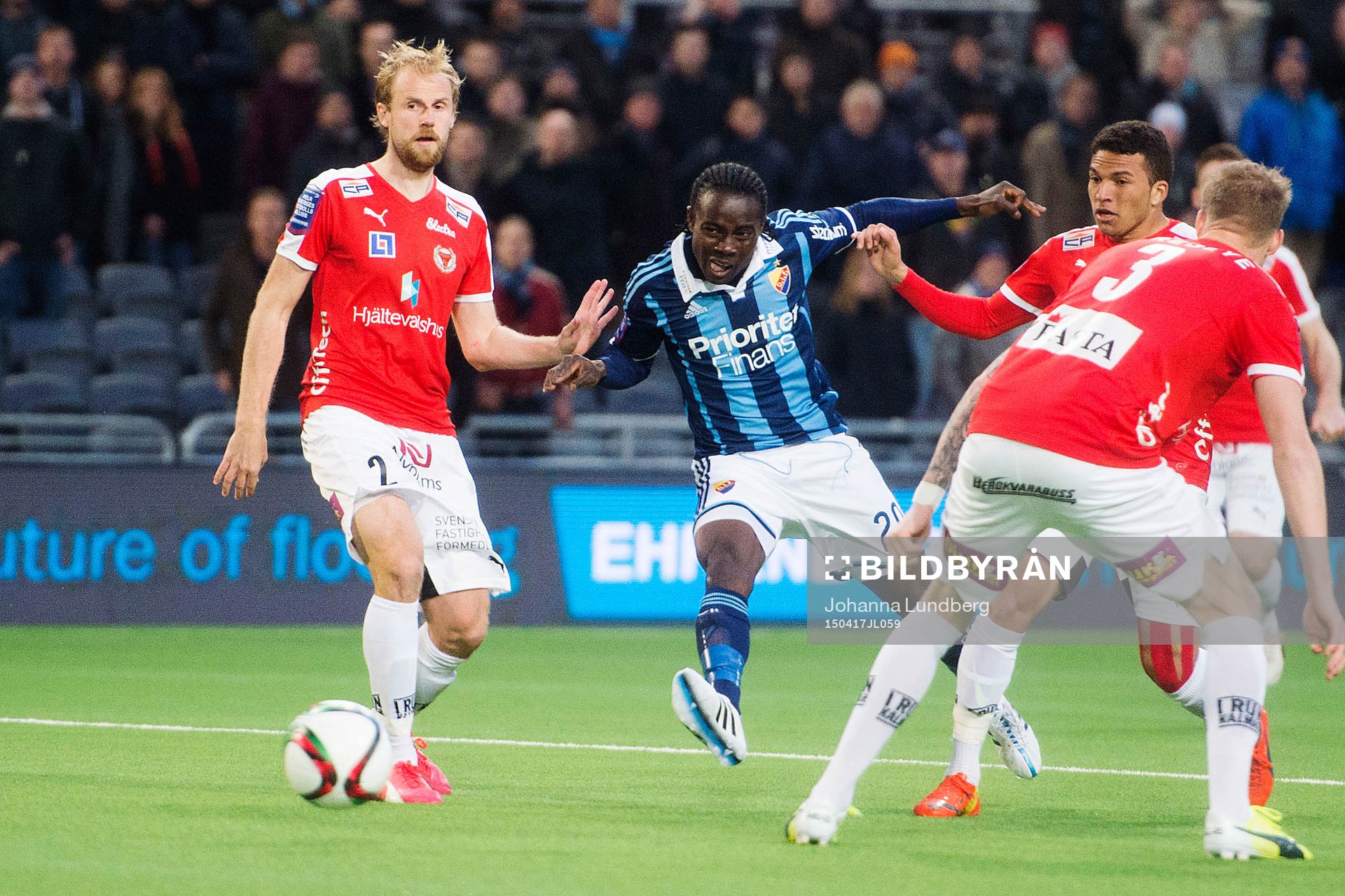 Djurgårdens Sam Johnson tar sig förbi Kalmars Markus