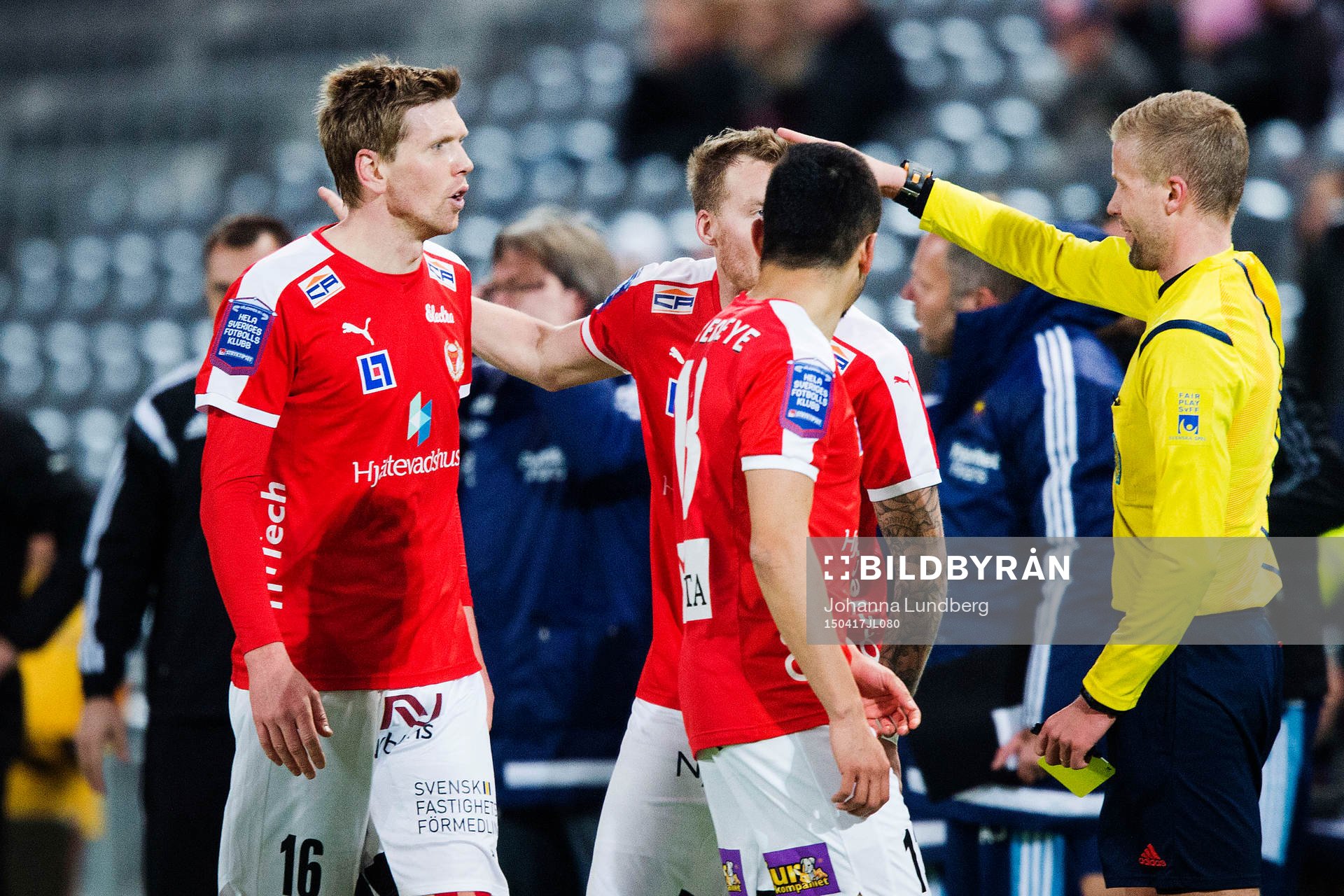 Kalmars David Elm pratar med domare Glenn Nyberg