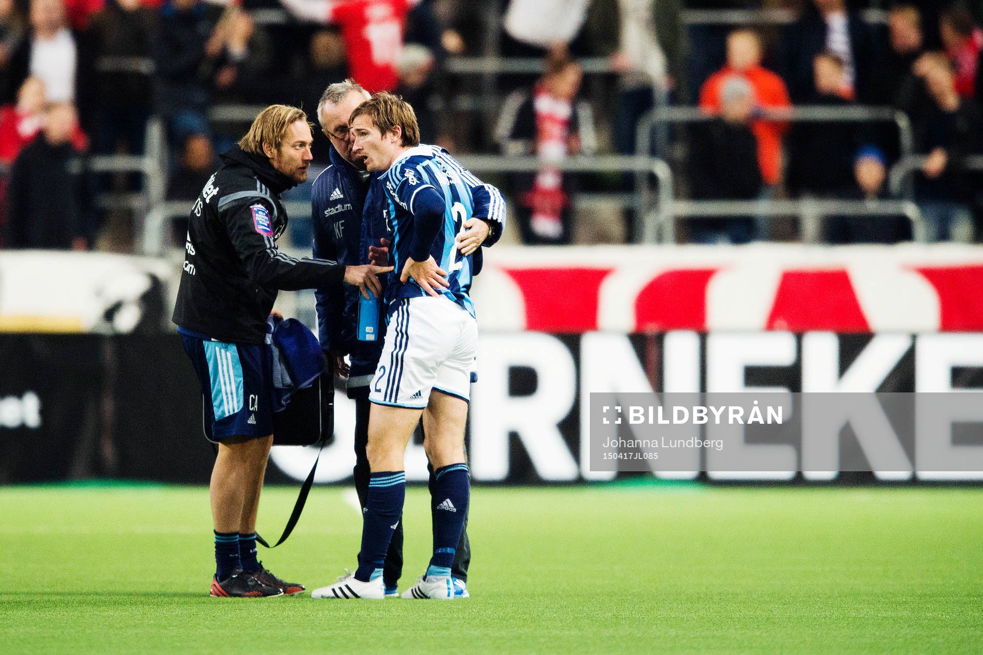 Djurgårdens Jesper Arvidsson har ont och får hjälp av