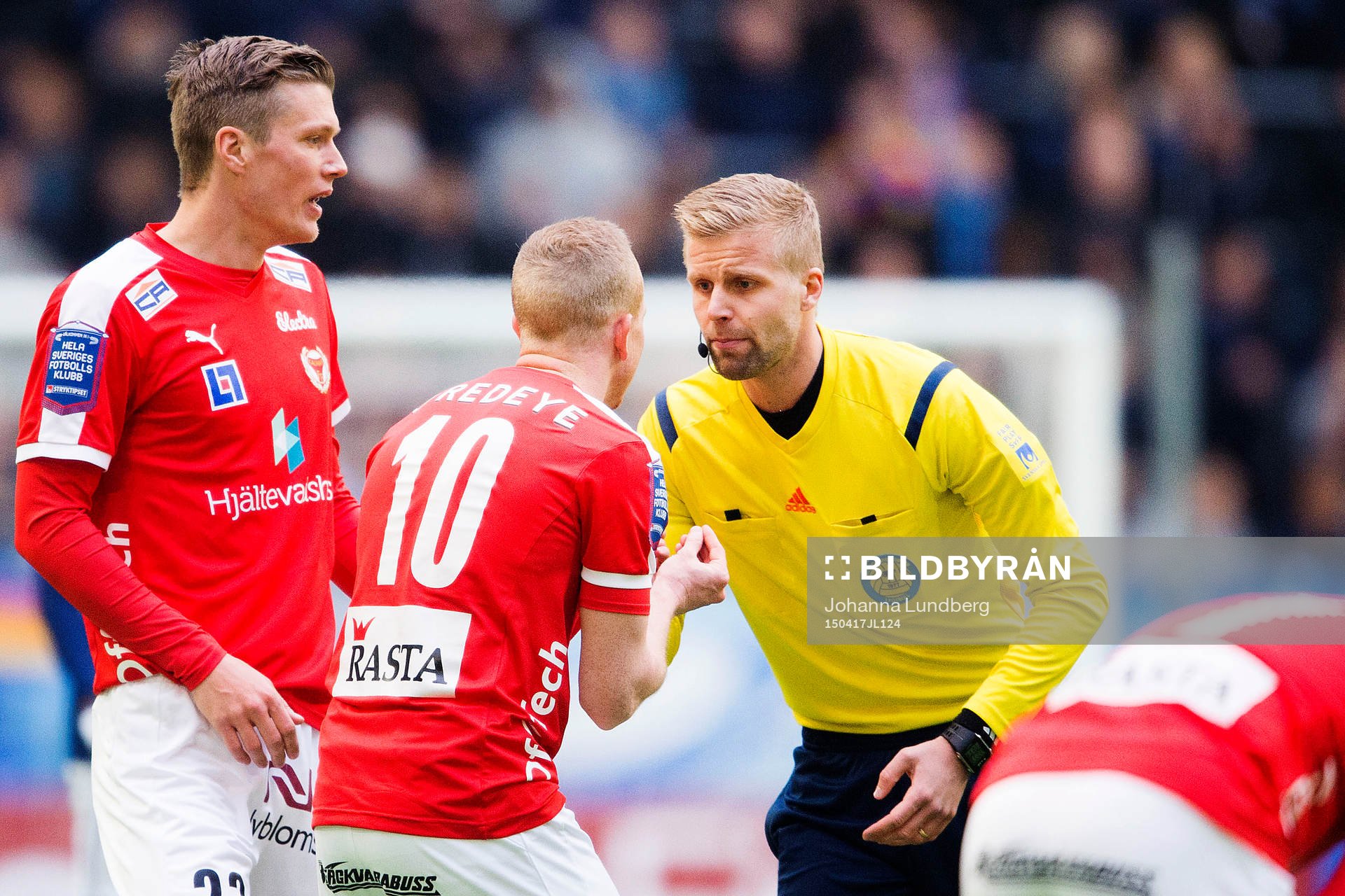 Kalmars Tobias Eriksson reagerar mot domare Glenn Nyberg