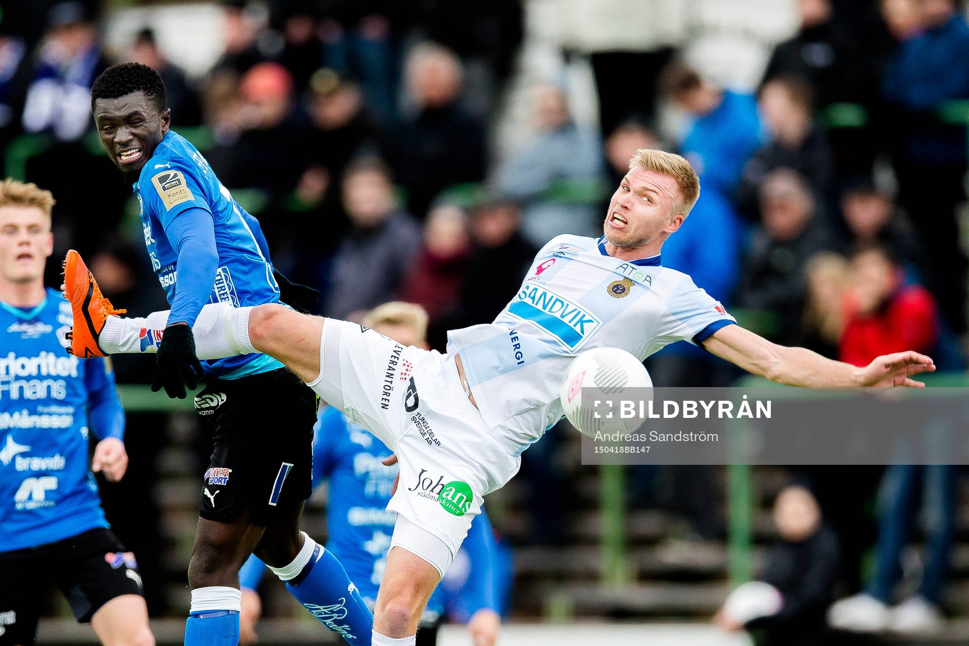 Luftduell mellan Halmstads Kwame Karikari och Gefles Robin