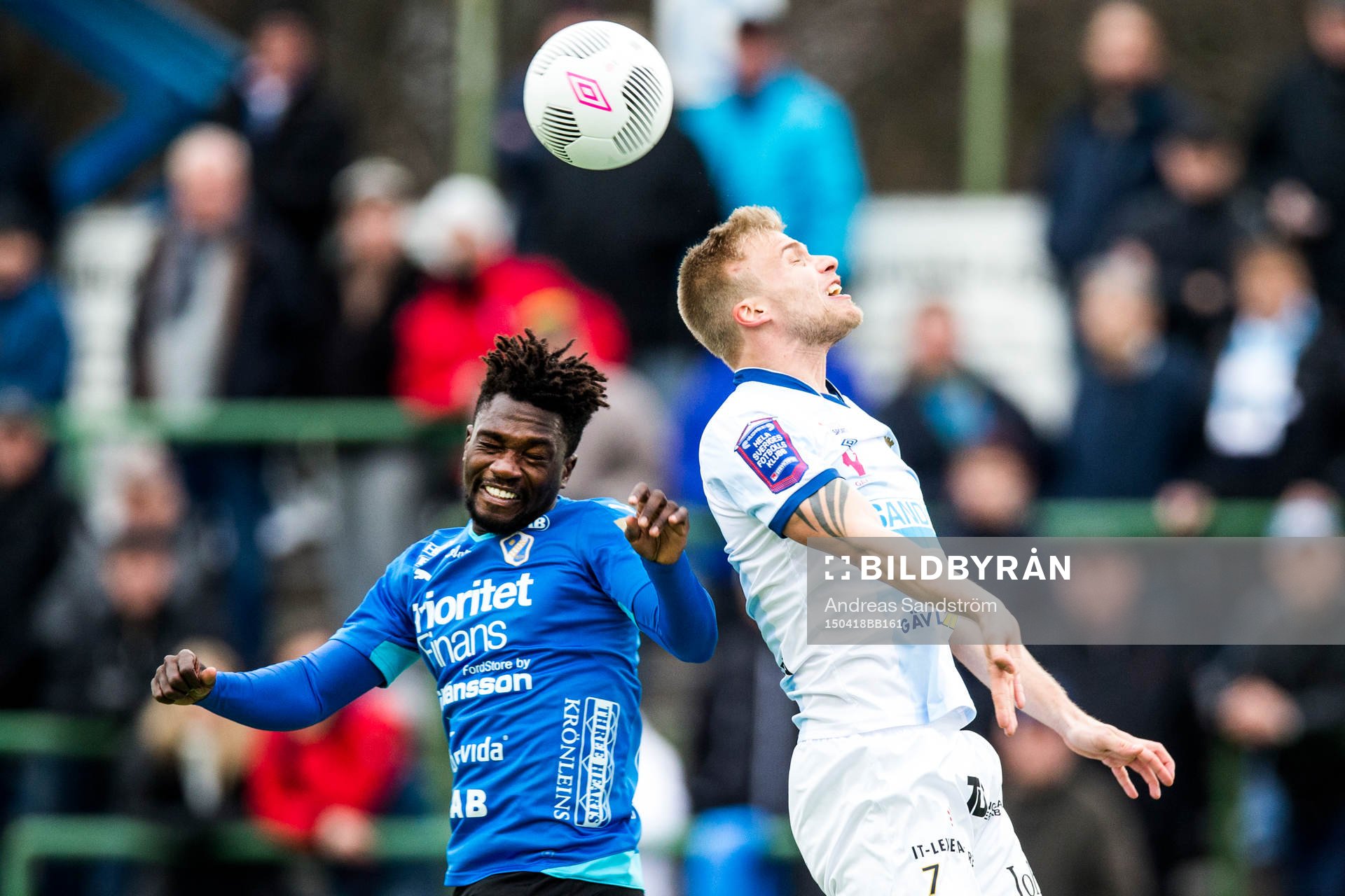 Halmstads King Osei Gyan och Gefles Robin Nilsson i en