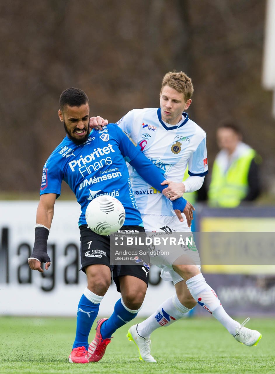 Halmstads Junes Barny i kamp med Gefles Johan Bertilsson under fotbollsmatchen i Allsvenskan mellan Gefle och Halmstad 18 April 2015 i Gävle.