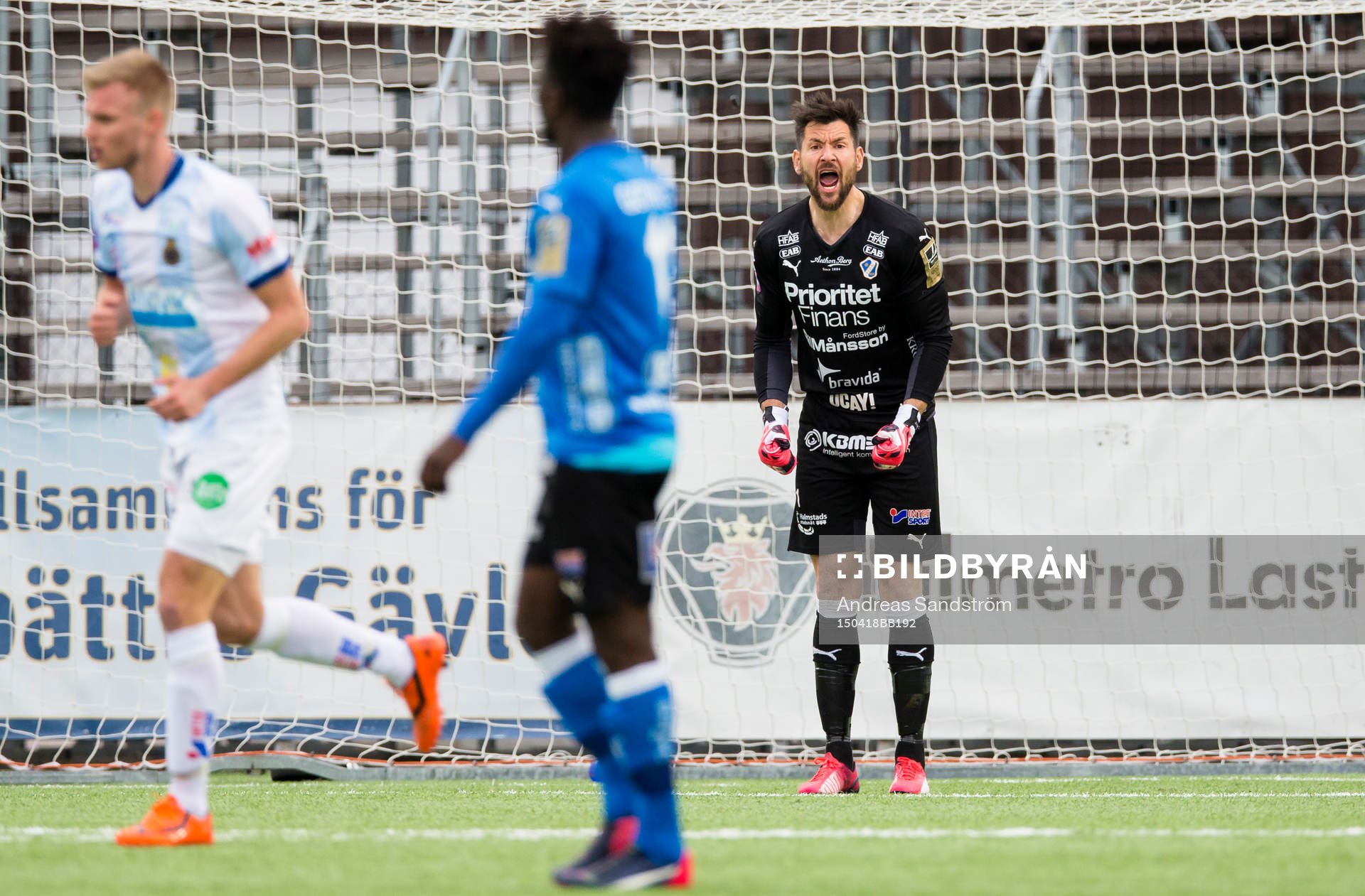Halmstads målvakt Stojan Lukic reagerar