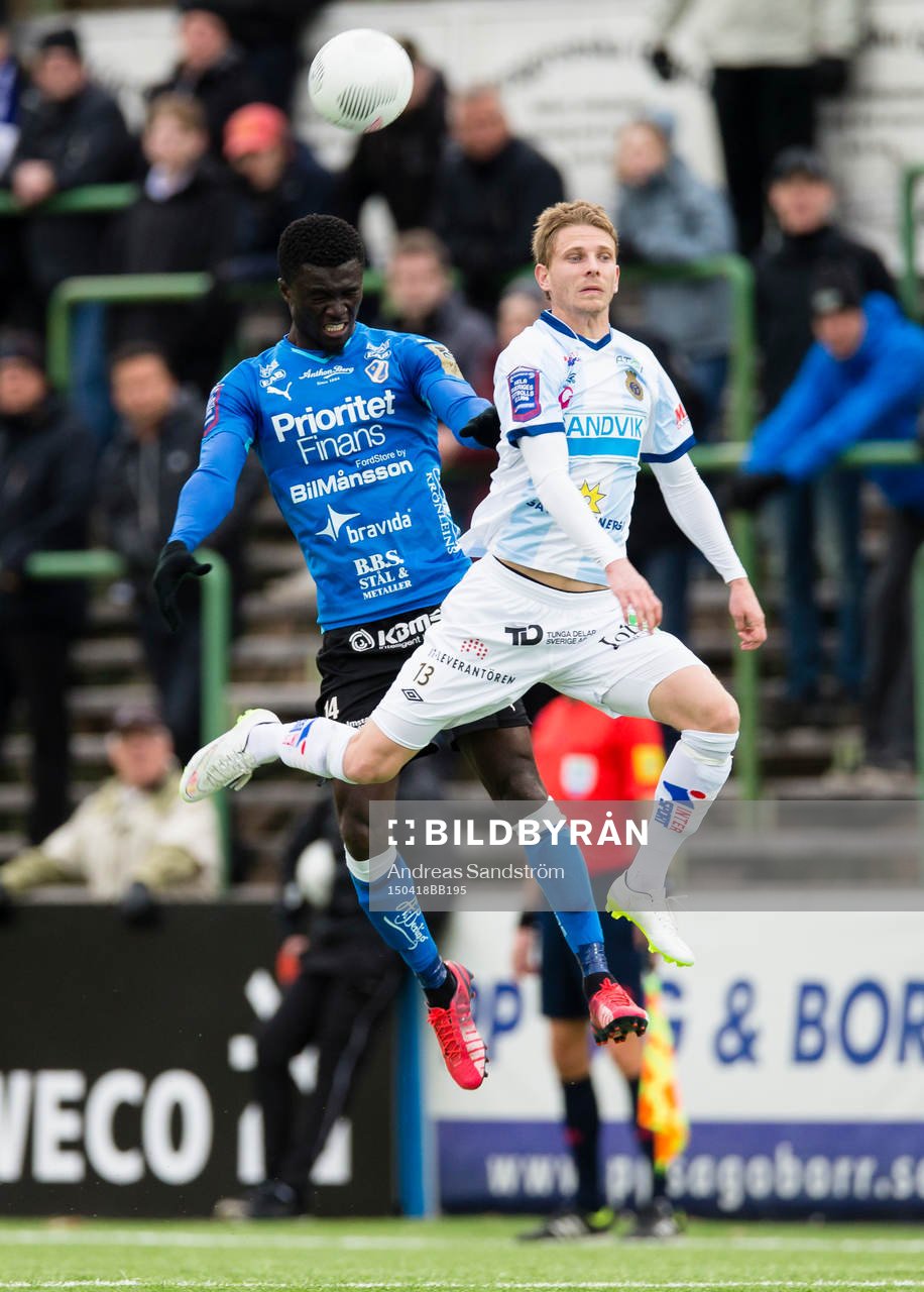 Halmstads Kwame Karikari i kamp om bollen med Gefles Johan