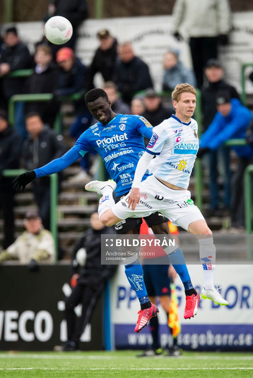 Halmstads Kwame Karikari i kamp om bollen med Gefles Johan Bertilsson under fotbollsmatchen i Allsvenskan mellan Gefle och Halmstad 18 April 2015 i Gävle.