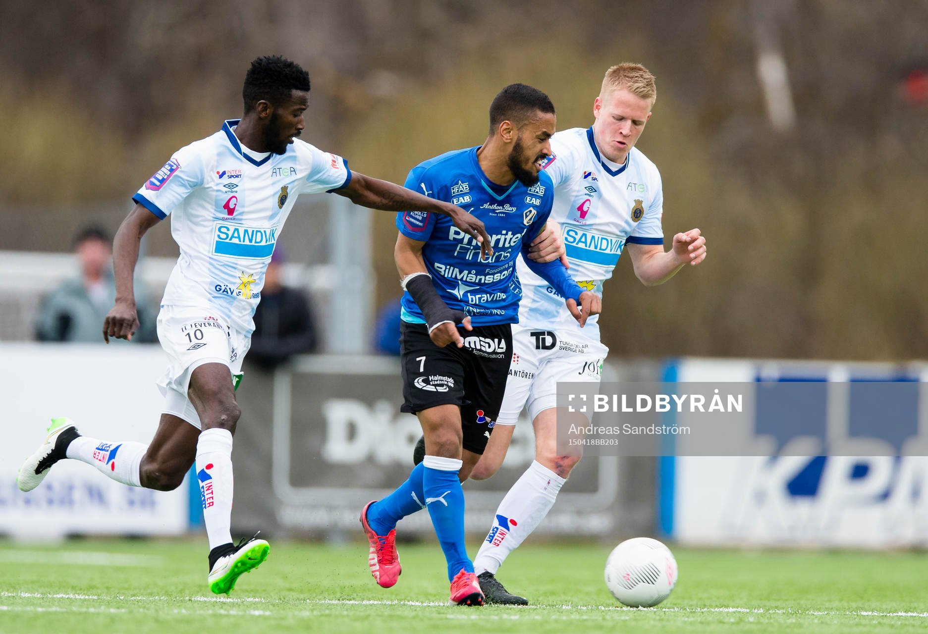 Halmstads Junes Barny i kamp om bollen med Gefles Dioh