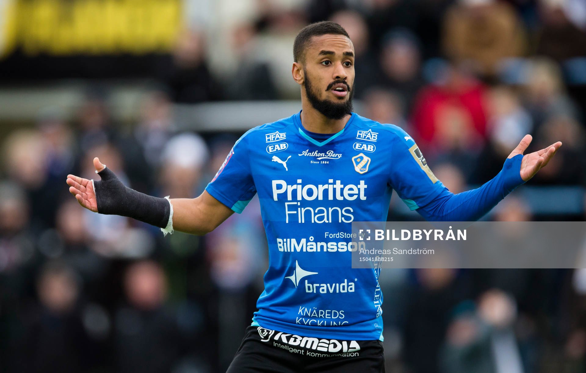 Halmstads Junes Barny slår ut med armarna