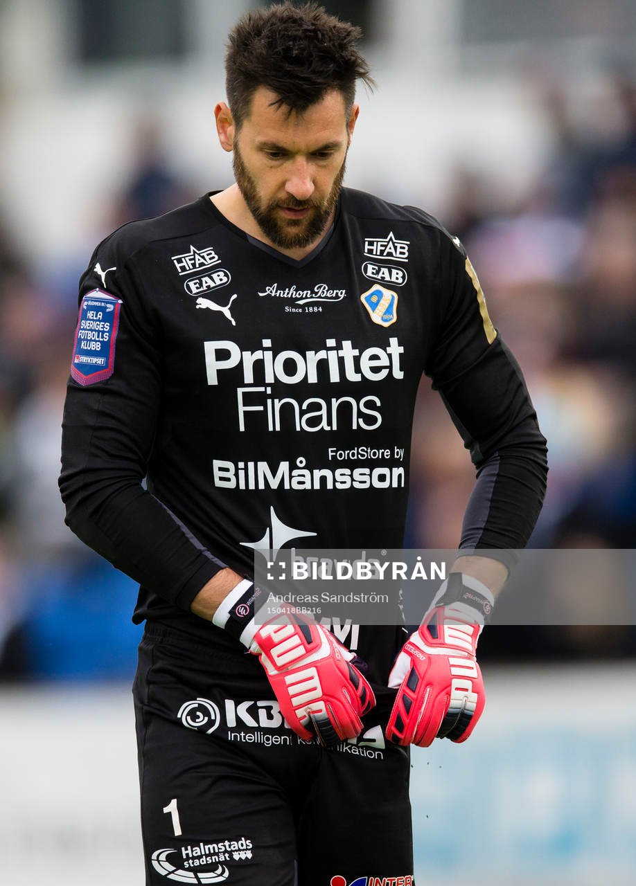 Halmstads målvakt Stojan Lukic ser deppig ut